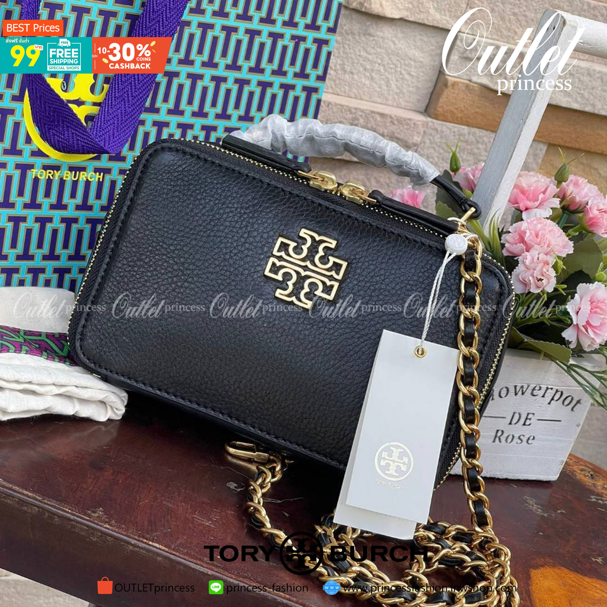 Tory burch Top Handle Case (84710) Collection ใหม่ที่เพิ่งเปิดตัวไปไม่นานจุดเด่นของรุ่นนี้คือดีไซน์ออกมาในสไตล์คลาสสิกที่มาพร้อมกับฮาร์ดแวร์ที่ทำจากวัสดุทองเหลืองและสายสะพายโซ่และหนัง ปากกระเป๋าเปิดได้กว้างแบบสองซิป รูปทรงสามารถสะพายใช้งานได้หลายโอกาส ไม่