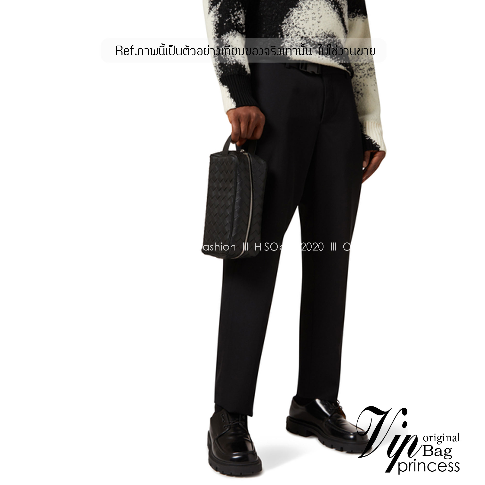 1Zip Bottega Veneta Intrecciato Travel Pouch กระเป๋าทรงพอชพร้อมหูจับในตัว รุ่นยอดนิยม สวยหรูคลาสสิค ดีไซน์หนังสานตารางโดดเด่นเป็นเอกลักษณ์ที่คงความเรียบหรูดูแพงไว้อย่างลงตัว กิมมิคที่ใครๆก็อยากเป็นเจ้าของ ที่มีทั้งความหรูหราและสปอร์ตในตัว