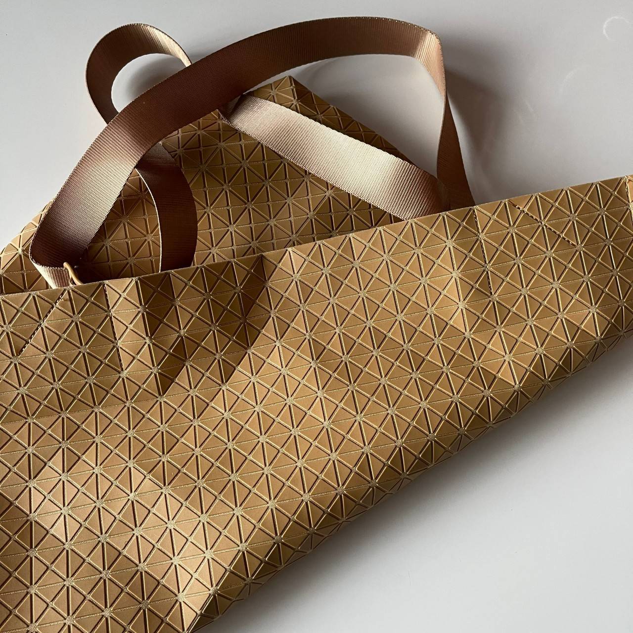 VIP 】Bao Bao Issey Miyake Cart Tote Bag พร้อมส่งที่ไทย รุ่นใหม่ล่าสุด สามารถใช้ได้ทั้งผู้หญิงกับผู้ชาย เบาสบายจุของได้เยอะสามารถทนทานต่อน้ำหนักได้สูงใช้งานได้ยาวๆเลยค่ะ