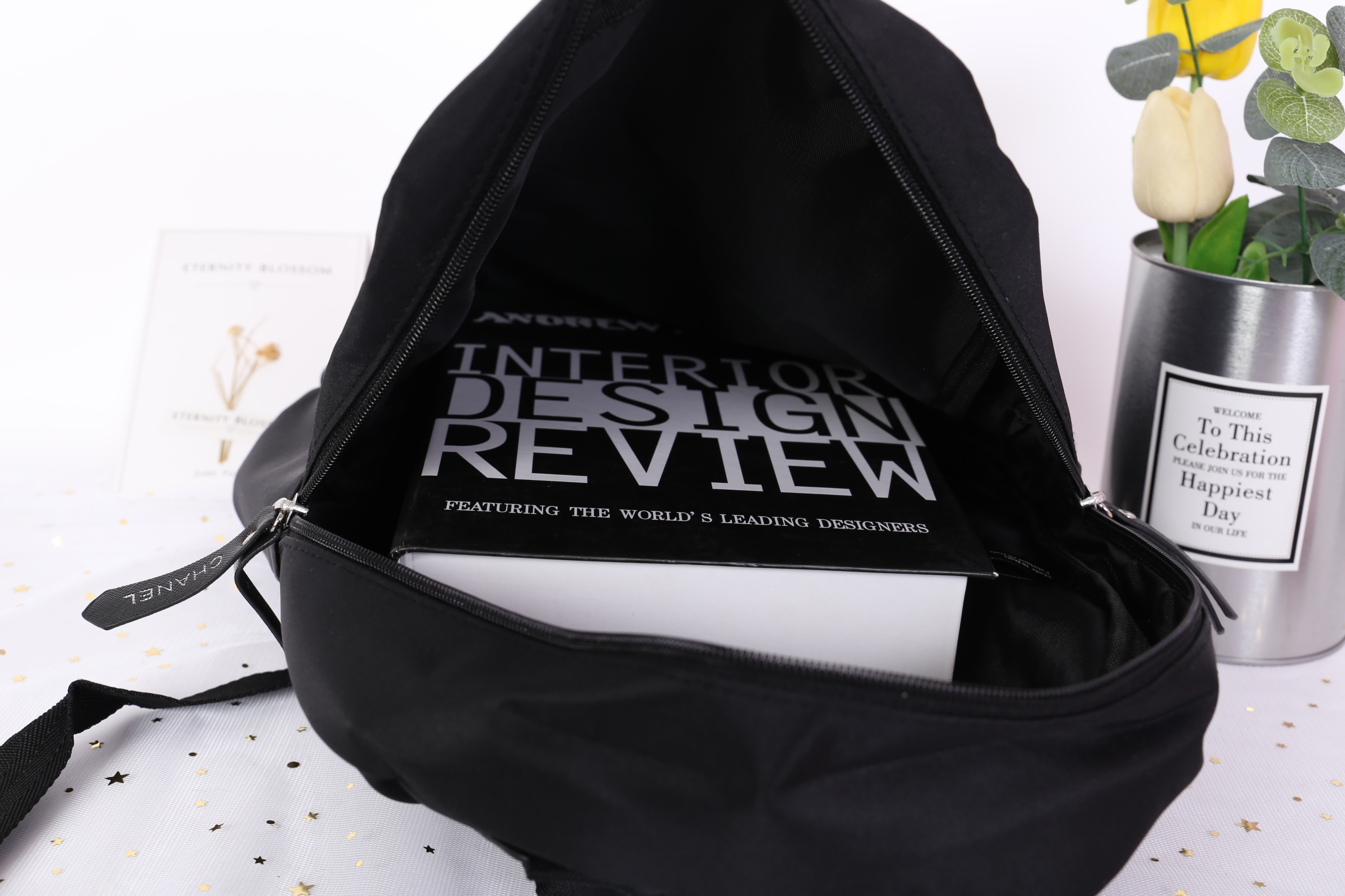 Chanel VIP Gift Large Backpack (พร้อมส่งโลโก้ดำ,ขาว) สินค้าเป็นของแท้ ใหม่จากเค้าเตอร์เครื่องสำอาง/น้ำหอมแบรนด์ กระเป๋าเป้ของแท้จาก Chanel VIP Gift Bag วัสดุไนล่อน หัวซิปทำจากหนังปั้มชื่อแบรนด์ ด้านในเป็นช่องกว้าง และมีช่องซิปเล็ก ตัวสายสะพายด้านหลังเลื่อ