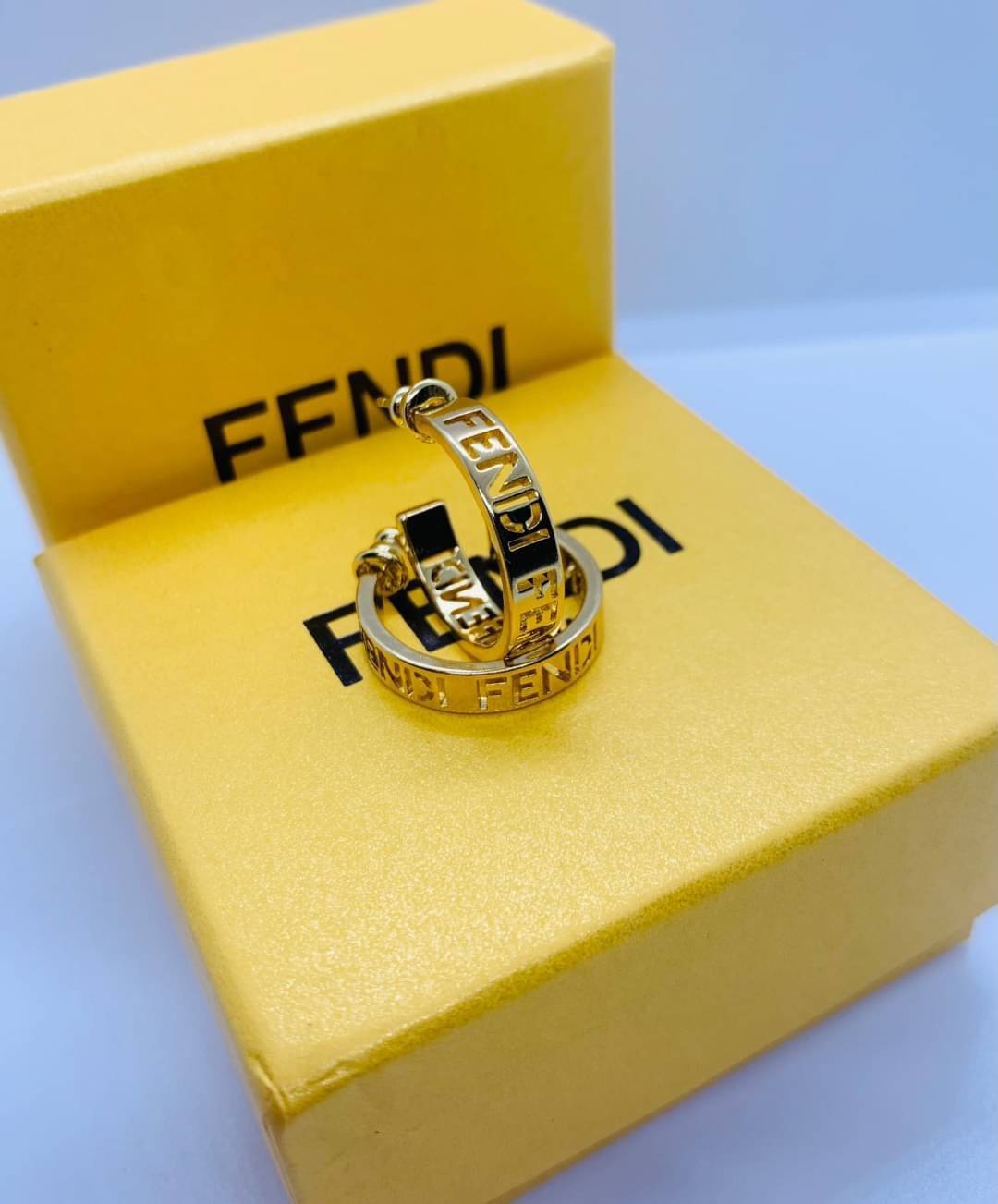 Fendi earring ต่างหูเฟนดิ เกรดออริจินอล งานเคลือบโลหะทอง ไม่ลอกไม่ดำ เงาสวยคล้ายของจริงมากที่สุด สวยหรูหรา ผู้ดี ไฮโซสุดๆ งานเล่นไฟสวยมากค่ะ คอนเฟิม !!!!! เกรดสั่งทำแบบละเอียดที่สุด เก็บรายละเอียดครบ ปั้มโลโก้ สวยมากค่ะ