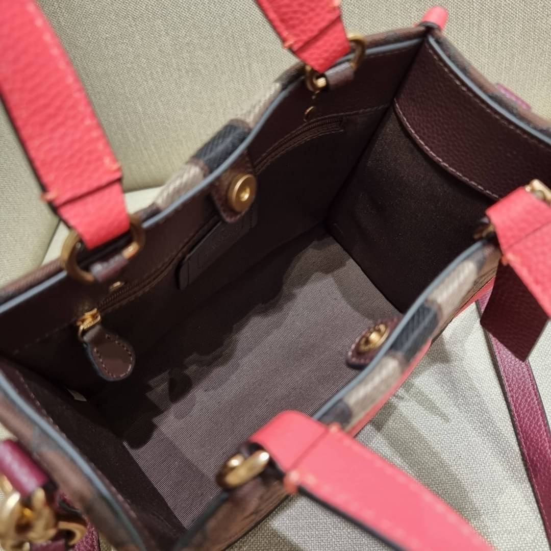 COACH C7083 DEMPSEY TOTE 22 IN SIGNATURE JACQUARD WITH STRIPE AND COACH PATCH คอลเลคชั่นใหม่ สีที่สาวๆรอคอย สวยคม ละมุนและมีความหรูในตัว กับกระเป๋าทรงโท้ท ไซส์กำลังสวย น่ารักน่าใช้ ฟังก์ชั่นการใช้งานสะดวกที่สุด มีทั้งสายคล้องในตัว และสายครอสบอดี้ วัสดุผ้า
