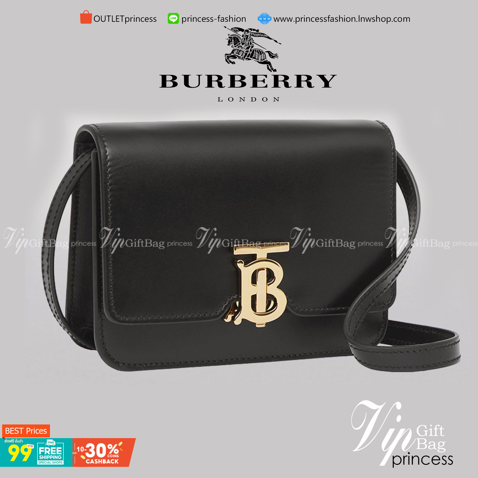 BURBERRY FRAGRANCES CROSSBODY BAG VIP GIFT WITH PURCHASE (GWP) กระเป๋าสะพายพรีเมี่ยมกิ๊ฟ Limited Edition จากน้ำหอม BURBERRY DUTY FREE วัสดุ Calfskin หนังเรียบสวยอยู่ทรงดีไซน์ยอดนิยมประดับโลโก้แบรนด์ทองด้านหน้า เปิดปิดด้วยฝาปิดสัญลักษณ์ตัวB ภายในมีช่องแบ่ง