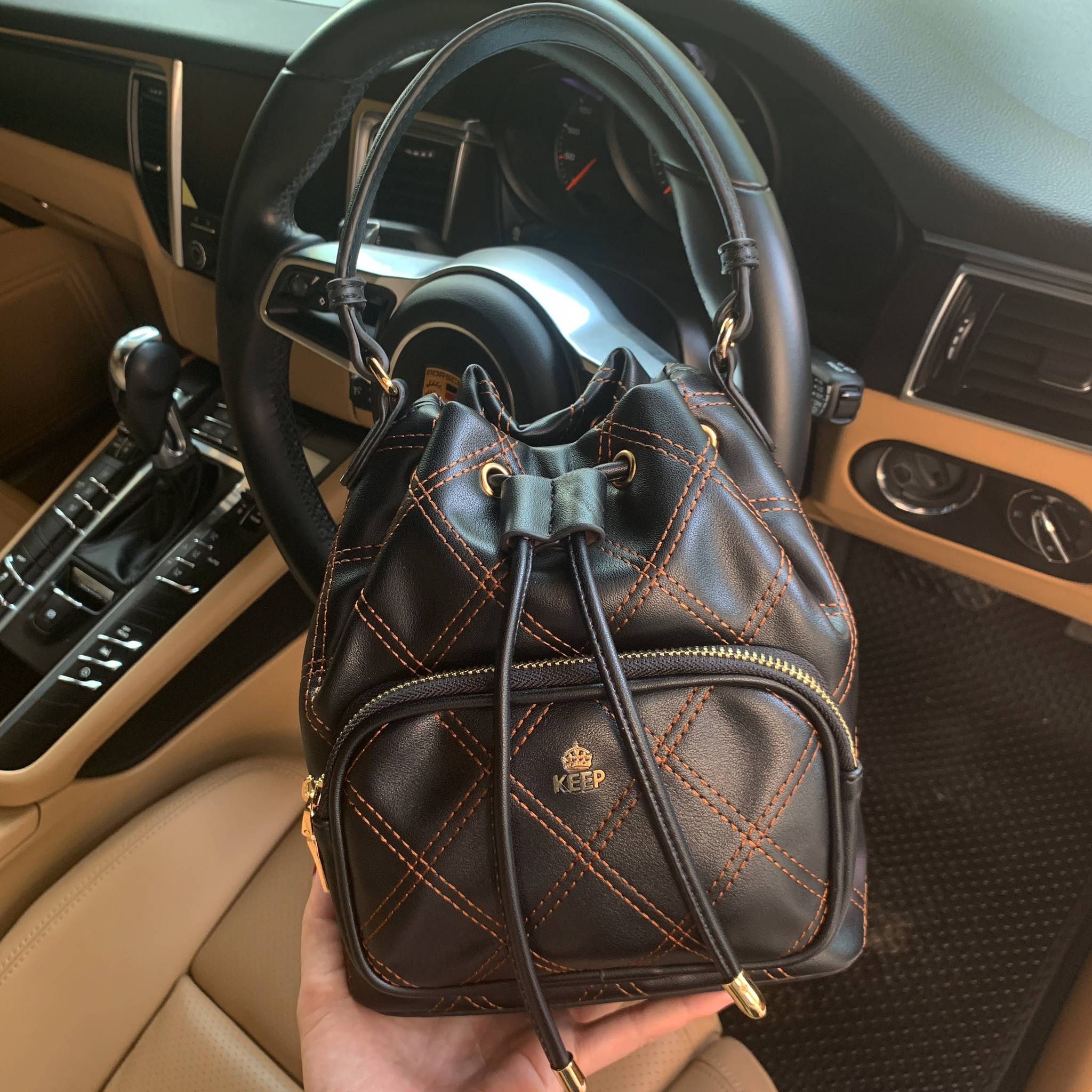 รุ่นใหม่ล่าสุด สวยมากๆค่า รุ่น New KEEP Minny bucket bag ทรงเก๋ สวย น่ารัก ขนาดตอบทุกโจทย์การใช้งาน เห็นแล้ว *หลงรักเลยคะ *ใบนี้ซื้อ1ได้ถึง2 มีกระเป๋าใส่ของใบเล็กด้านในให้อีก 1 ใบนะคะ 🌲ตัวกระเป๋าขนาดกำลังดีหนังเนื้อดีนิ่มมากๆคะ ดูแลรักษาง่าย ด้านใ