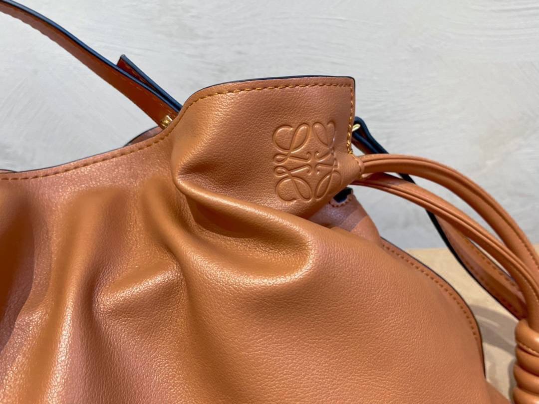 LOEWE Flamenco Clutch Bag / LOEWE CROSSBODY BAG กระเป๋าหนังทรงขนมจีบ อะไหล่ทอง วัสดุหนังอย่างดี