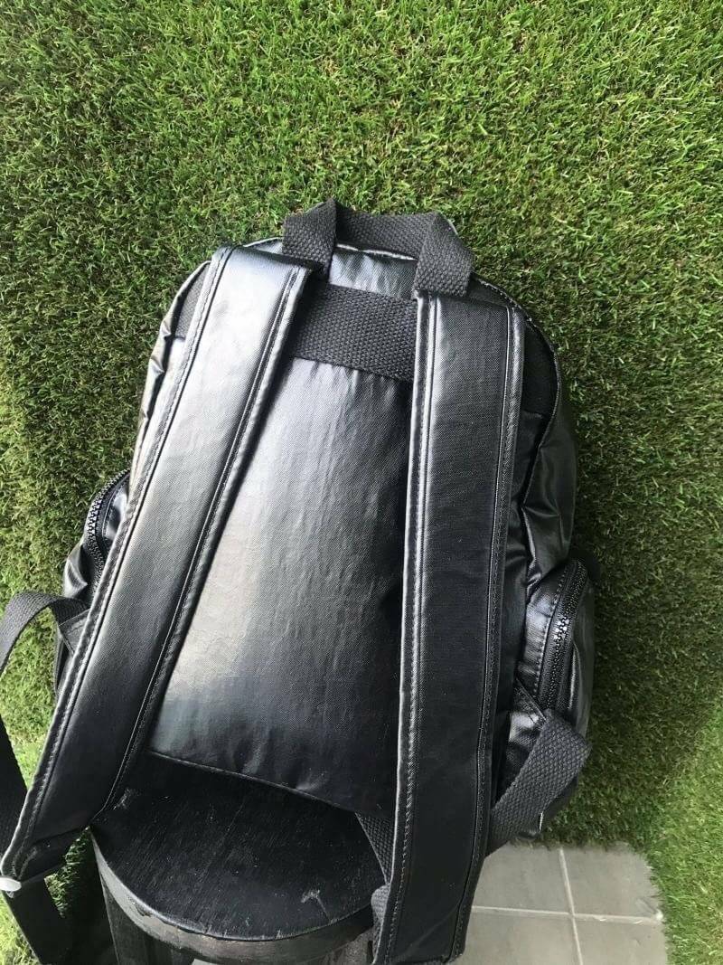 Kipling Matta Small Metallic Backpack กระเป๋าเป้ขนาดกำลังดี วัสดุไนล่อนเคลือบกันน้ำ มีน้ำหนักเบา มีช่องเก็บของหลายช่อง แบ่งเป็นช่องด้านหน้า 2 ช่องและด้านข้างอีก 2 ช่อง ช่องใหญ่ปิดเปิดด้วยซิปคู่ภายในมีช่องซิป ช่องใส่ของจุกจิกและสายห้อยพวงกุญแจ ด้านหน้าประด