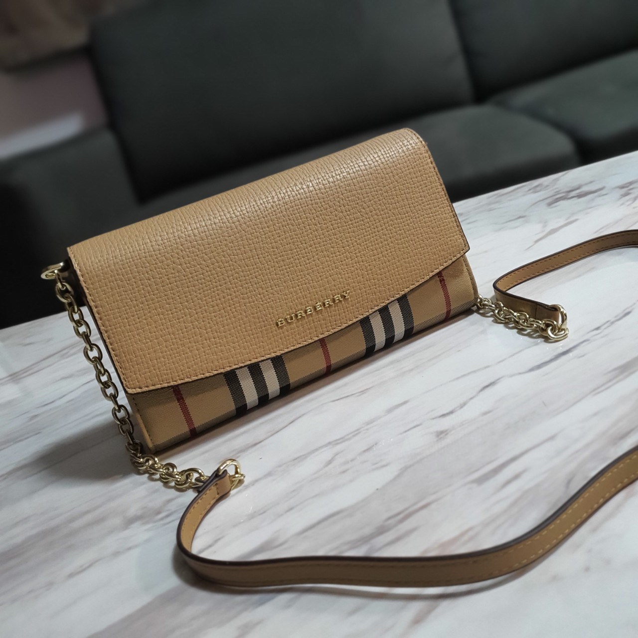 พรีเมี่ยมกิ๊ฟแท้ 100% 】BURBERRY CROSSBODY BAG กระเป๋าสะพายพรีเมี่ยมกิ๊ฟรุ่นใหม่ล่าสุด Limited จาก BURBERRY Perfume DutyFree วัสดุทำจากหนังสลับผ้าลายแบรนด์ เปิดปิดด้วยกระดุมแม่เหล็ก
