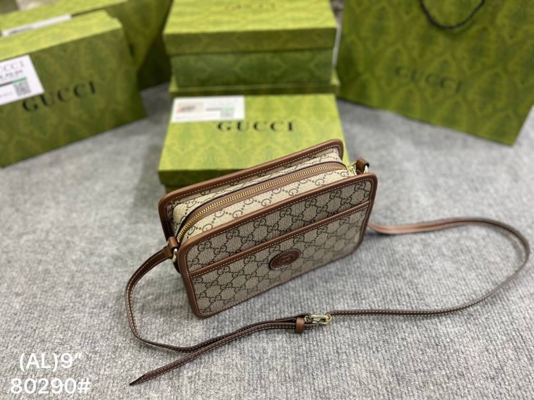 GUCCI Mini bag with Interlocking G กระเป๋าสะพายดีไซน์สวยสไตล์วินเทจดั้งเดิม รูปทรงกล่องใช้งานง่าย ใช้ได้ทั้งชายหญิง คลาสสิคและน่ารักในตัว ใช้ได้หลายโอกาสสะพายคล่องตัว เป็นอีกรุ่นที่แนะนำ ใช้ได้เป็น every look เลยค่ะ