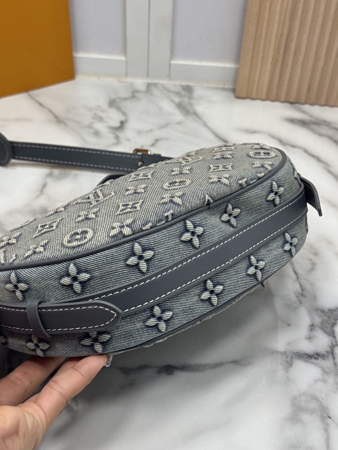 LV Croissant MM Monogram Denim Bag กระเป๋าทรงครัวซองต์ เดนิมสไตล์วินเทจ ปั้มนูนโลโก้ลายโมโนแกรม สวยชิค ฉ่ำก่อนใคร ด้วยดีไซน์สุดเก๋แบบทำถึง เพิ่มดีเทลน่าใช้ด้วยใบลูก ที่แยกออกมาใช้ได้ ใส่เหรียญใส่ของจุกจิกได้ บอกเลยว่าสะพายไปไหนก็สวยโดดเด่นกว่าใคร