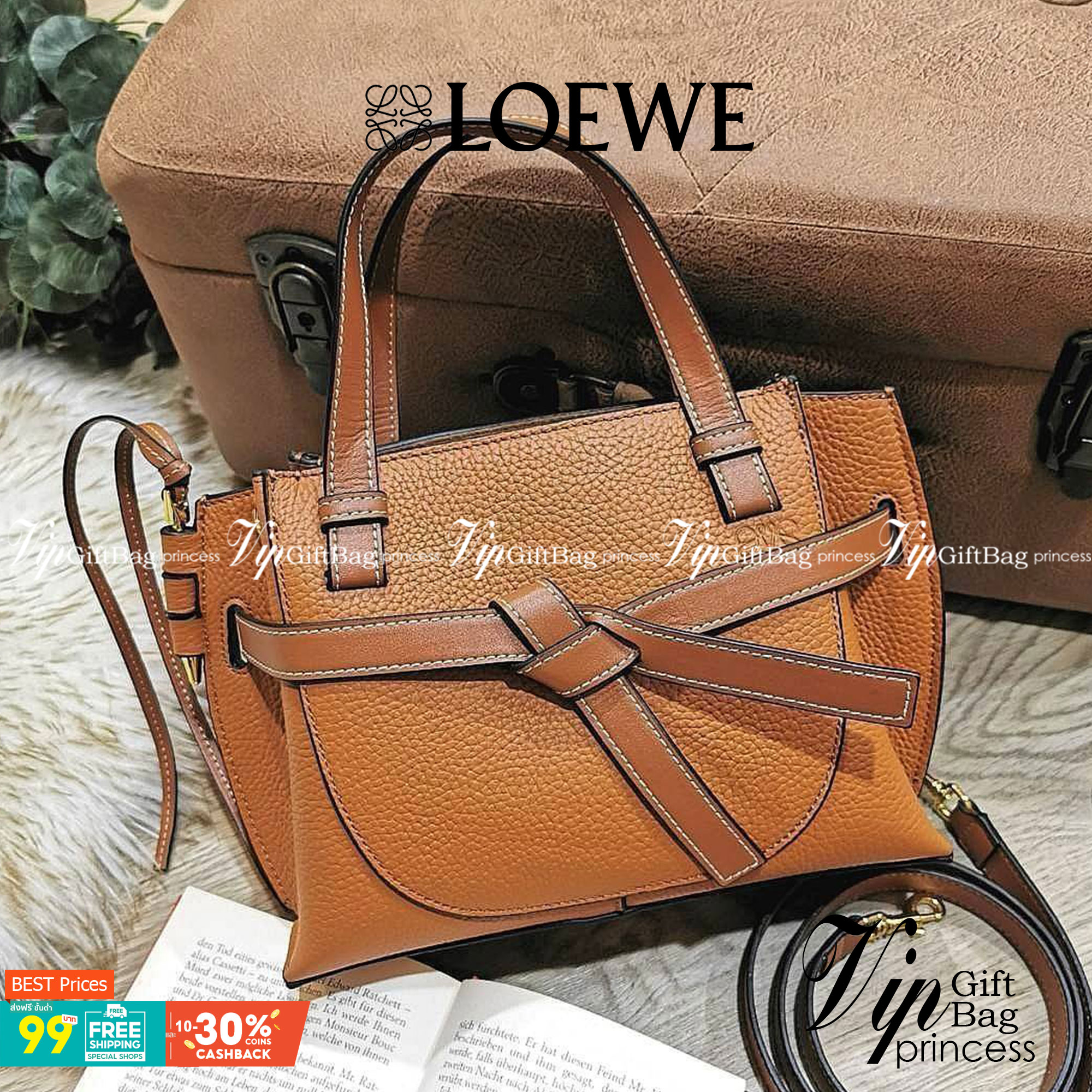 VIP 】LOEWE HANDBAG VIP GIFT WITH PURCHASE (GWP) กระเป๋าถือหรือสะพาย รุ่น Limited จาก LOEWE DUTYFREE วัสดุ Calfskin หนังแท้รูปทรงอานม้าสวยอยู่ทรงด้านหน้าตกแต่งด้วยสายหนัง (Belt) ประดับอะไหล่แบรนด์สีทองรูปกลอนประตูด้านข้างเป็น Signature ภายในโล่งกว้าง ใส่มื