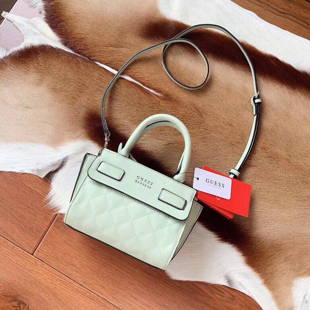 GUESS ELLIANA QUILTED MINI SATCHEL BAG กระเป๋าสะพายรุ่นยอดนิยม วัสดุ PU คุณภาพดี นิ่ม น้ำหนักเบาด้านหน้าประดับด้วยโลโก้แบรนด์สุดหรู เปิดปิดกระเป๋าด้วยซิปสะดวกใช้ ด้านในกว้างมีช่องซิปสำหรับใส่ของ ใส่มือถือได้ทุกรุ่น ซับในลายแบรนด์ สายสะพายหนังเลื่อนปรับระด