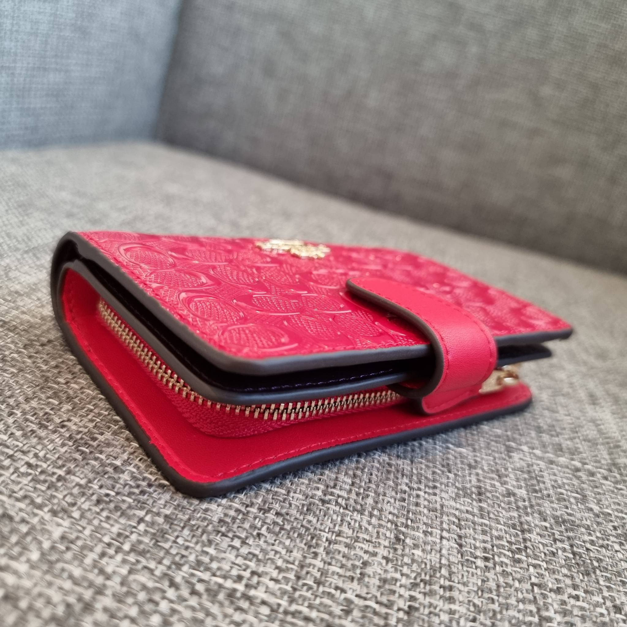 OUTLET 】COACH F25937 MEDIUM CORNER ZIP WALLET กระเป๋าสตางค์ใบกลาง 🔥 รุ่นหนังแก้วสุดฮอต!! สวยหรู ขนาดกำลังเหมาะมือ ดูดีดูแพงทุกสี มีช่องใส่บัตรและธนบัตรครบ และมีช่องแยกสำหรับใส่เหรียญ มาให้ครบเซ็ท พร้อมเสิร์ฟความสวยให้ถึงบ้านไปเลยจ้า