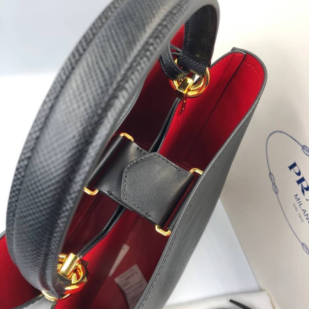 VIP 】หนังแท้ Prada Panier Bag Medium Saffiano Leather พร้อมส่งที่ไทย กระเป๋าสะพายข้างทรงบัคเก็ต จุของได้เยอะมาก เรียบแต่หรู ต้องใบนี้เลยค่าา