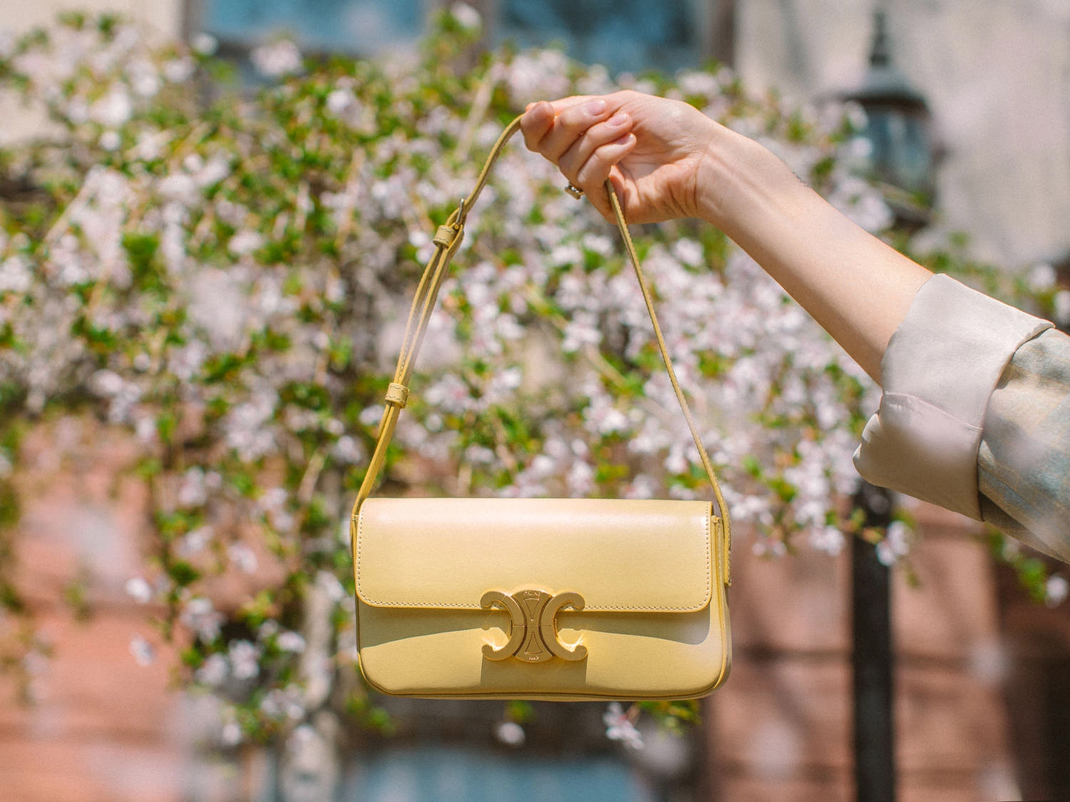 VIP 】CELINE TRIOMPHE SHOULDER BAG IN TRIOMPHE อีกหนึ่งผลงานการออกแบบของ Hedi Slimane ที่ได้ดึงเอาเอกลักษณ์ต่าง ๆ ของ CELINE ออกมาและทำการตีความหมายใหม่จนได้กระเป๋าเรียบหรูและดูทันสมัย ให้คุณเลือกสะพายในชีวิตประจำวันเข้ากับการแต่งตัวสบาย ๆ หรือจะสะพายออกงา