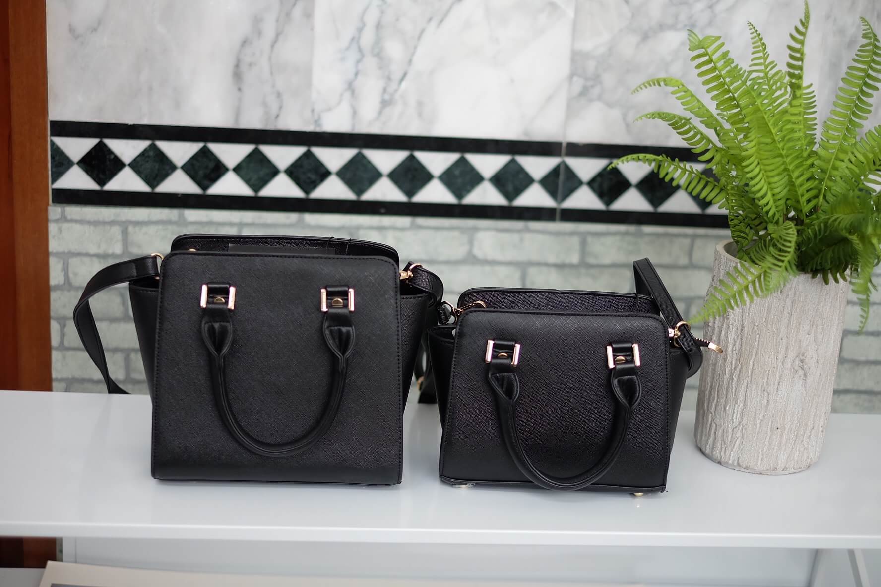 รุ่นใหม่ล่าสุด หนัง saffiano สวยมากๆค่า รุ่น KEEP saffiano leather office bag สวย น่ารัก ขนาดตอบทุกโจทย์การใช้งาน เห็นแล้ว #หลงรักเลยคะ 🌲ตัวกระเป๋าขนาดกำลังดีหนังsaffiano ลายสวยที่สำคัญ ดูแลรักษาง่าย ประดับด้วยผ้าพันหูกระเป๋า silk คุณภาพดีที่สุด ทำ