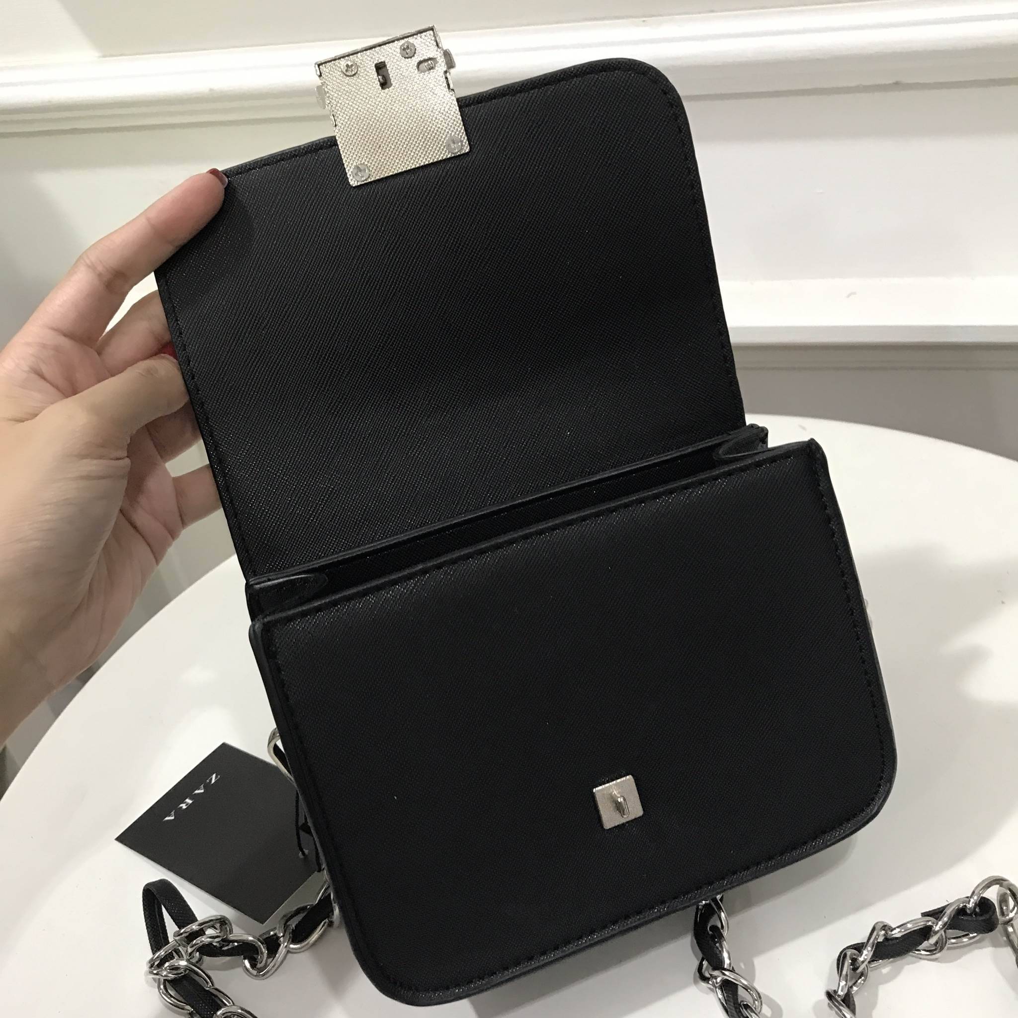 New Zara cross body with 2 straps กระเป๋าสายสะพายเก๋ช่วงนี้ต้องมานะคะ ใบนี้คุ้มสุดๆซื้อหนึ่งเหมือนได้สองใบค่ะ ตัวกระเป๋าขนาดกะทัดรัดสามารถใส่ iphone 7plus ได้ค่ะ มีสายมาให้ถึงสองสายคือสายธรรมดาสีเดียวกับตัวกระเป๋าค่ะ หากวันไหนอยากเพิ่มความแซ่บให้เปลี่ยนมา