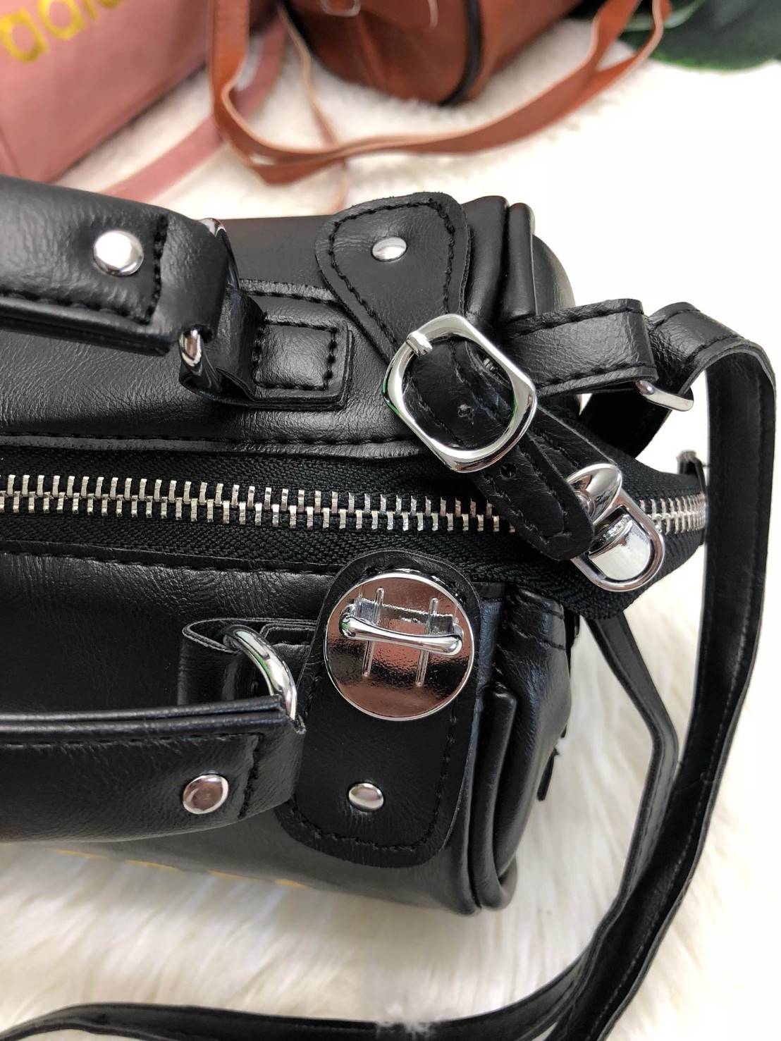 Adidas mini shoulder bag and messenger bag 2018 พร้อมส่งล็อตราคาพิเศษ พร้อมสีใหม่ล่าสุด !! กระเป๋าสะพายข้างแนว Sport วัสดุ pu หนังนิ่ม น้ำหนักเบาค่ะ ใช้ได้ทั้งด้านหน้าและหลัง ตัวกระเป๋าสกรีนโลโก้แบรนด์ เปิดปิดกระเป๋าแบบซิป ภายในโล่ง กว้างสามารถใส่มือถือได