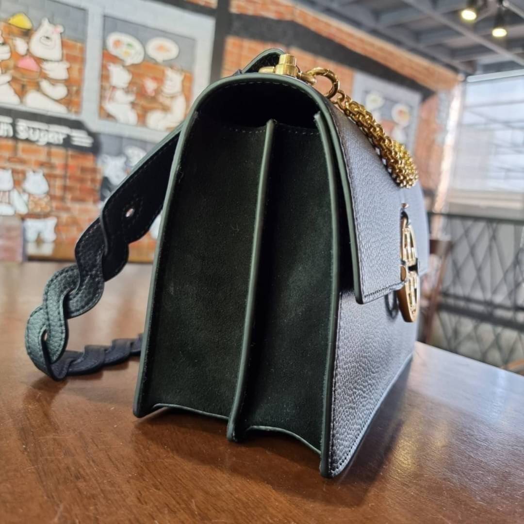 TORY BURCH MILLER SHOULDER BAG รุ่นยอดนิยม รุ่นหายาก รุ่นที่สาวๆตามหา ใบนี้เลย!! สวยหรู ผู้ดีทุกสี กระเป๋าสะพายไหล่ ดีไซน์อยู่ทรง คลาสสิคแฝงความหรูด้วยโลโก้สีทองอร่ามโดดเด่น