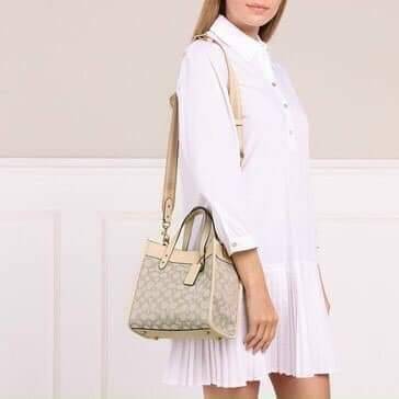 ใบนี้ ช่วยให้ชีวิตง่ายขึ้นเยอะเลย🌈🌺>>COACH FIELD TOTE 22 IN SIGNATURE JACQUARD(COACH C3865) 🍁กระเป๋าถือ สะพาย รุ่น Unisex ใช้ได้ทุกเพศวัย ขนาดเหมาะต่อการใช้งานในแต่ละวันมากๆ //วัสดุ jacquard ลาย signature ตกแต่งดีเทลด้วยหนังแ