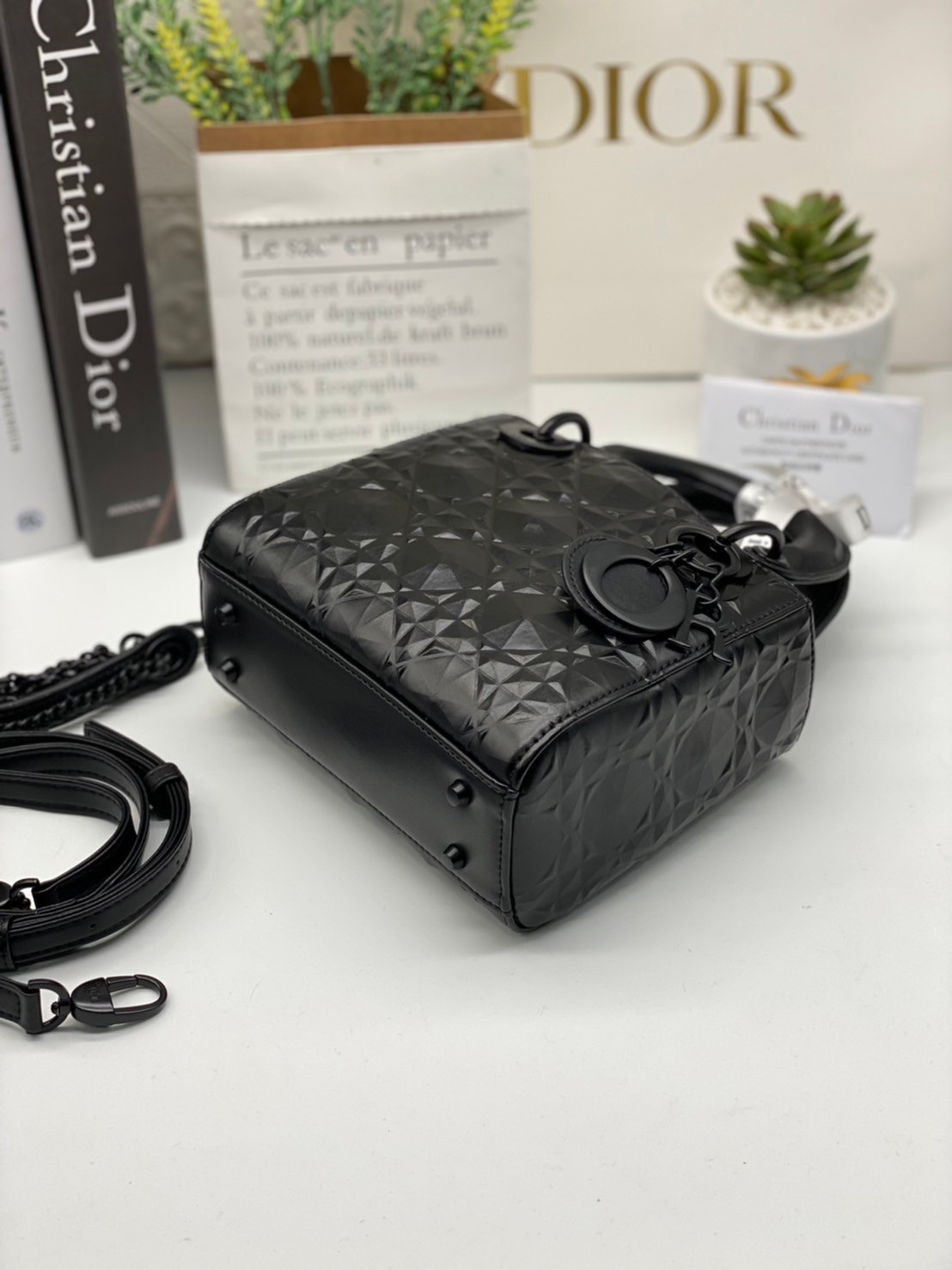 หนังแท้ DIOR LADY BAG 17cm ไซส์เล็กขนาดกำลังน่ารักเลยค่ะ งานออริหนังแท้ทั้งใบปั้มลายรุ่นใหม่ล่าสุด ความสง่างามอีกหนึ่งรุ่นของ Dior รูปทรงสีเหลียม ขนาดกระทัดรัด ตั้งอยู่ทรง ฐานกระเป๋าแข็งแรง มีหมุดรองฐาน ดีไซน์ที่มีเอกลักษณ์เฉพาะตัว ด้านหน้าตกแต่งด้วยตัวอั