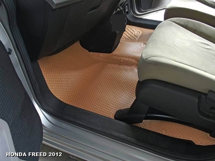 พรมปูพื้นรถยนต์ HONDA FREED กระดุมเม็ดเล็กรีดขอบ สีชามัวร์ เต็มคัน