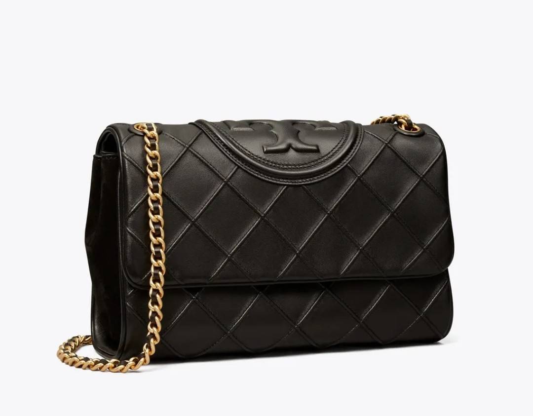 TORY BURCH FLEMING SOFT CONVERTIBLE SHOULDER BAG รุ่นหายาก กับดีไซน์ใหม่ล่าสุด มาพร้อมเสิร์ฟความสวยถึงบ้านไปเลย กับกระเป๋าสะพายไหล่ขนาดกำลังสวย หนังแท้นิ่มเต็มใบ สัมผัสสบายมือ