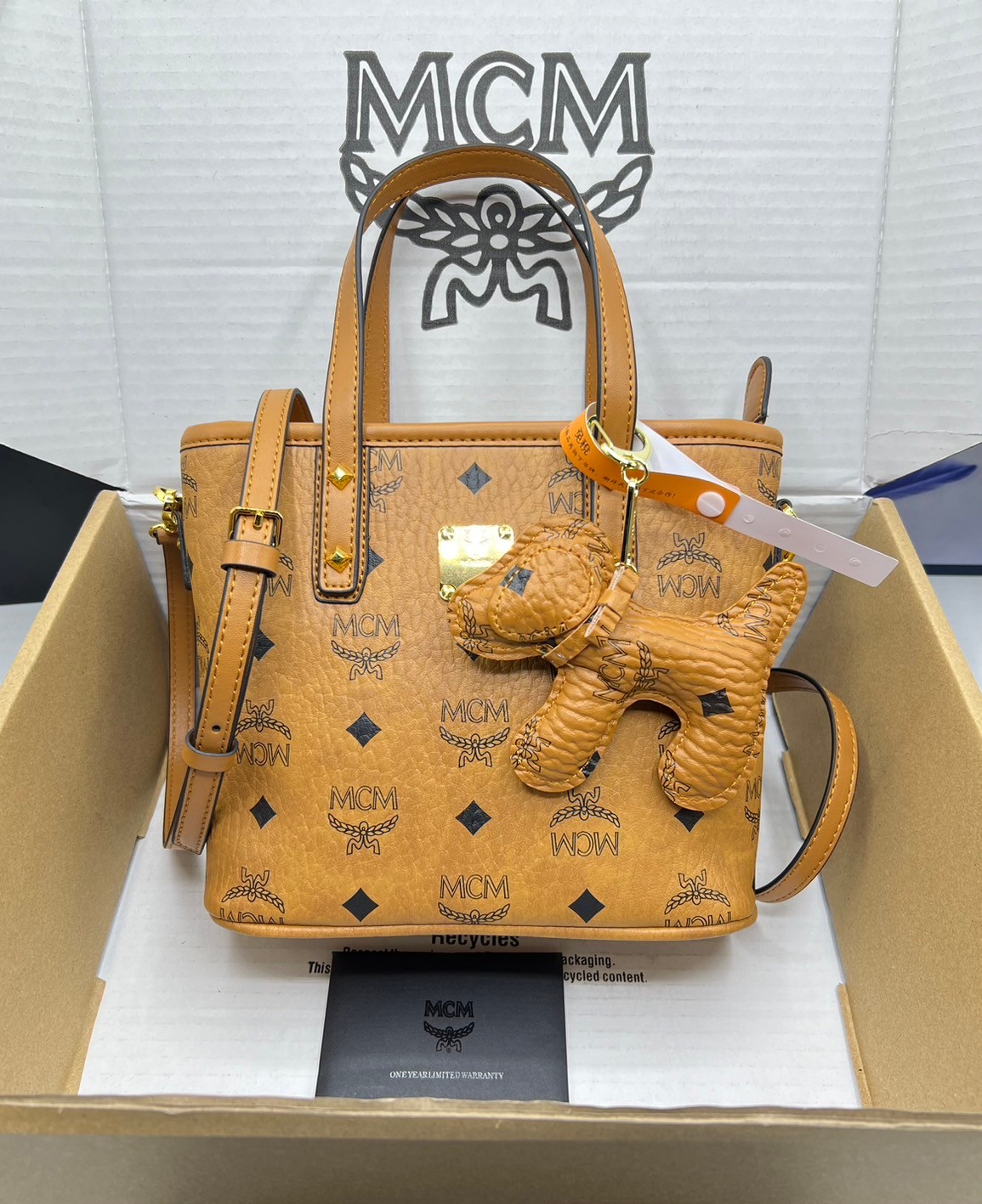 M.C.M Mini Anya Top Zip Shopper in Visetos กระเป๋าทรงโท้ท พร้อมพวงกุญแจน้องหมาห้อย พิมพ์ลายสวยงาม เกรดท็อปออริ 1:1 สลับแท้