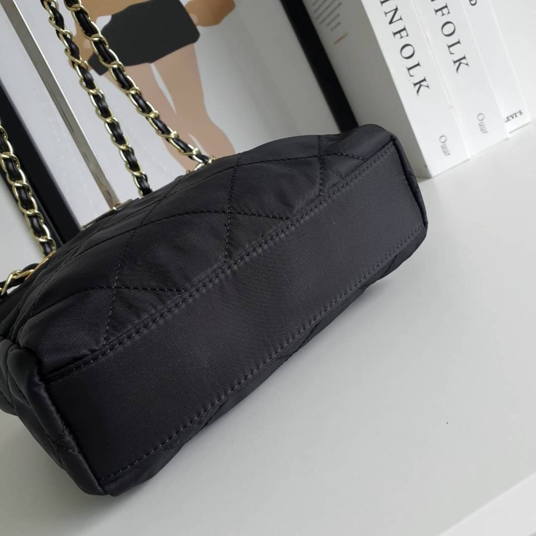 รุ่นใหม่มาแรง จากแบรนด์ Prada วัสดุทำจากผ้าNylon อย่างหนา กันน้ำได้ อะไหล่ทองทั้งใบ