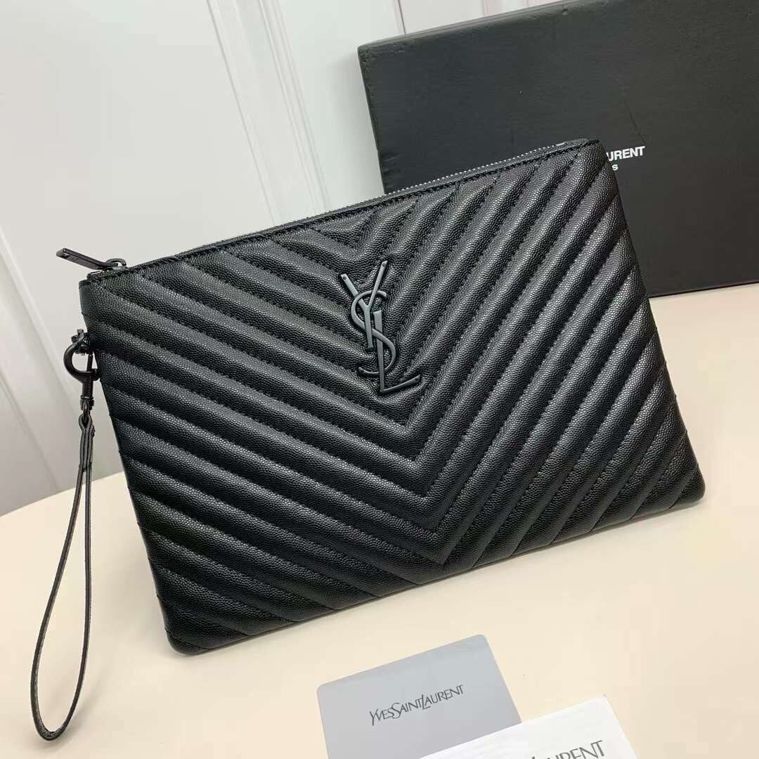 YSL Clutch Pouch in Matelasse Leather Bag กระเป๋าทรงคลัช/ทรงพอชสุดชิค ดีไซน์เรียบหรู โดดเด่นด้วยโลโก้ด้านหน้า เพิ่มดีเทลความผู้ดี พกพาง่าย ใช้งานสะดวกพร้อมสายคล้องมือ