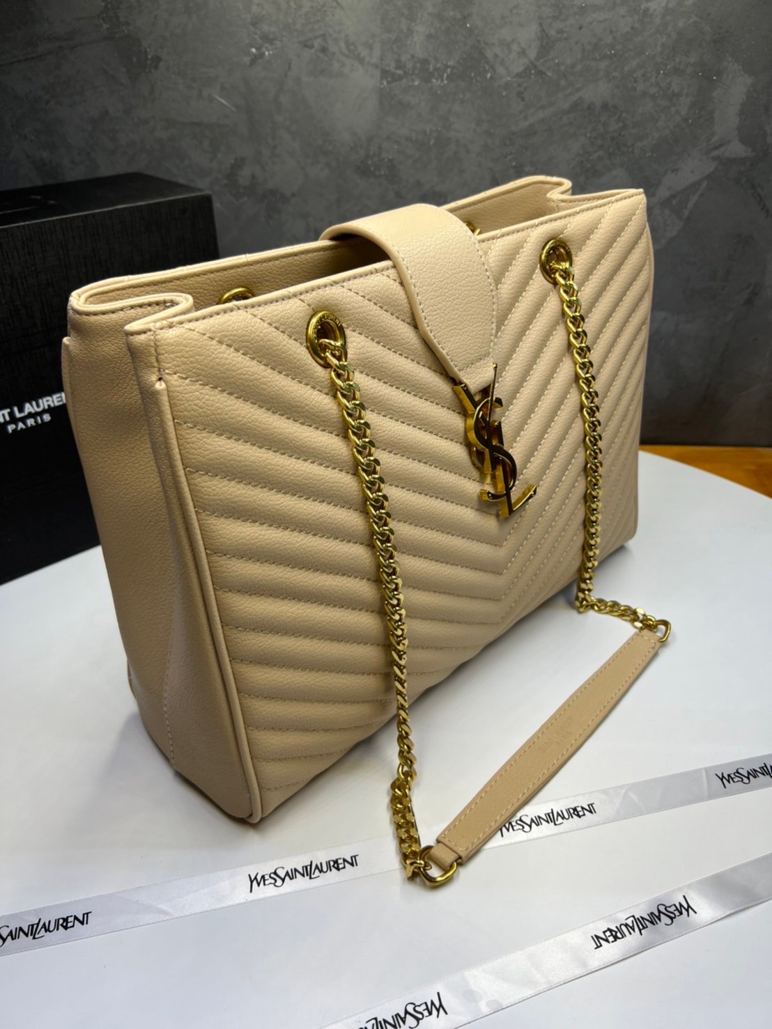 หนังแท้ Saint Laurent YSL Monogram Shopping Large Tote Bag กระเป๋าทรงช้อปปิ้งใบใหญ่ จุของได้เยอะ ภายในแบ่ง 2 ช่อง พร้อมซิปช่องกลาง ภาพสินค้าถ่ายจากงานขายจริง ใช้งานต่างประเทศได้