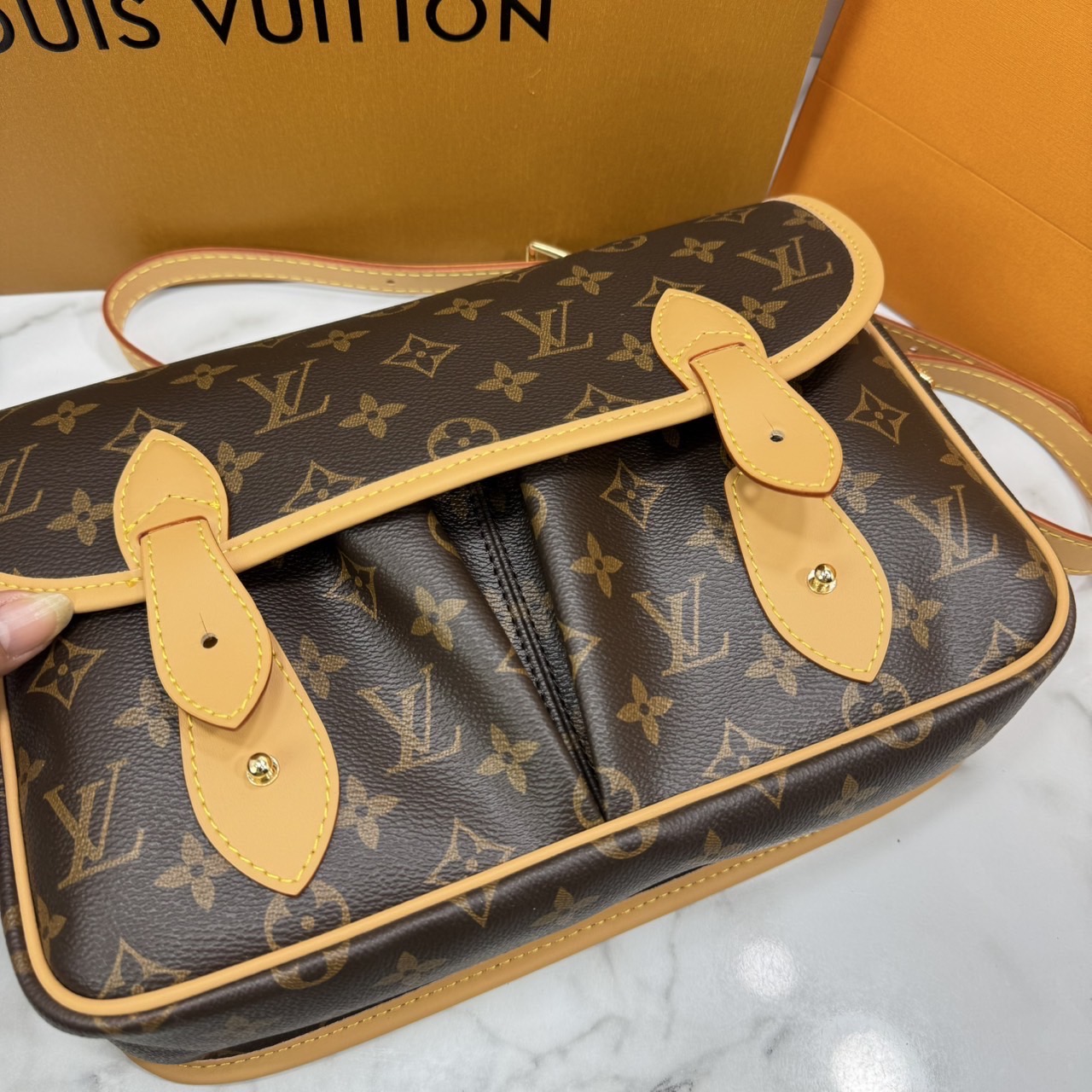 ORI หนังแท้ | LV Satchel Messenger Bag กระเป๋าสะพายทรงแมสเซนเจอร์ ดีไซน์วินเทจสุดไอคอนิกยุค'90s รังสรรค์จาก Monogram แคนวาส แต่งขอบหนัง ได้แรงบันดาลใจจากกระเป๋ารุ่น Gibecière ใช้งานในทุกวันกับทุกลุค