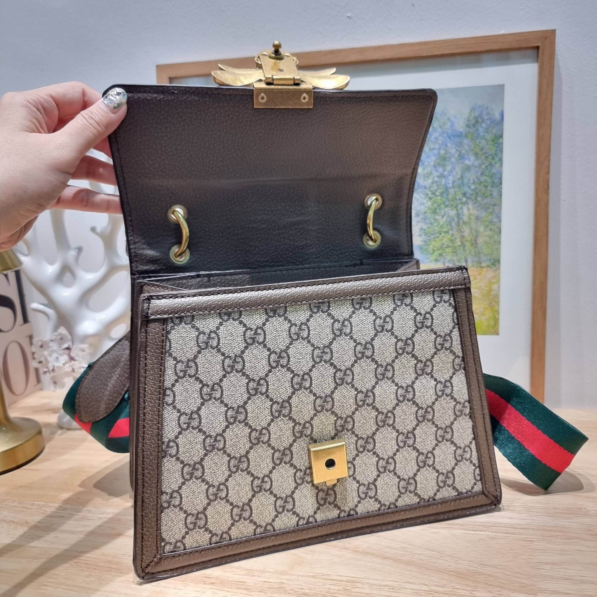 Gucci Queen Margaret Bee Bag / Gucci queen margaret crossbody handbag พร้อมส่ง กระเป๋าสะพายข้าง ดีไซน์สวย โดดเด่นไม่ซ้ำใคร เปิด-ปิดด้วยตัวกดล็อครูปผึ้ง พร้อมแท็กพวงหนังห้อยเก๋ๆ