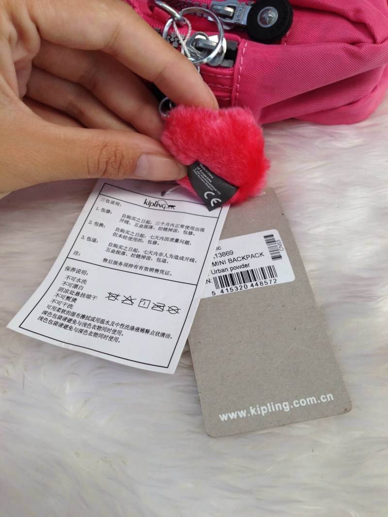 Kipling Mini Shoulder Bag K13869 Outlet Hongkong กระเป๋าสะพายไหล่ใบเล็กน่ารัก วัสดุผ้าไนล่อนกันน้ำอย่างดีตามแบบฉบับแบรนด์ แบ่งเป็นช่องซิป 3 ช่อง มีหูจับ ด้านในบุผ้าแบรนด์ มาพร้อมพวงกุญแจน้องลิง ใบนี้จุของได้เยอะน้ำหนักเบาค่ะ เหมาะมากกับการสะพายไปเที่ยวชิว