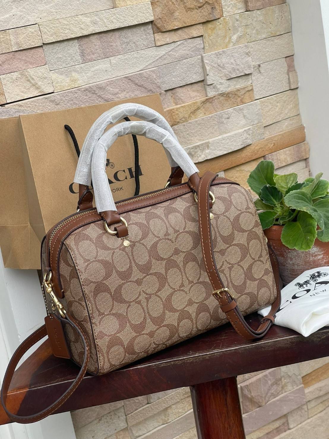 COACH Signature Canvas Rowan Satchel Crossbody จุดเด่นของกระเป๋าทรงsatchel bag คือรูปทรงของกระเป๋าดูแข็งแรง มั่นคง ไม่เสียทรงง่าย มาพร้อมหูหิ้วที่ด้านบนของกระเป๋า ลายแคนวาสที่เป็นซิกเนเจอร์แบบเอกลักษณ์ ช่องใช้งานทุ้งภายในและภายนอก นอกจากนี้ กระเป๋าประเภทน