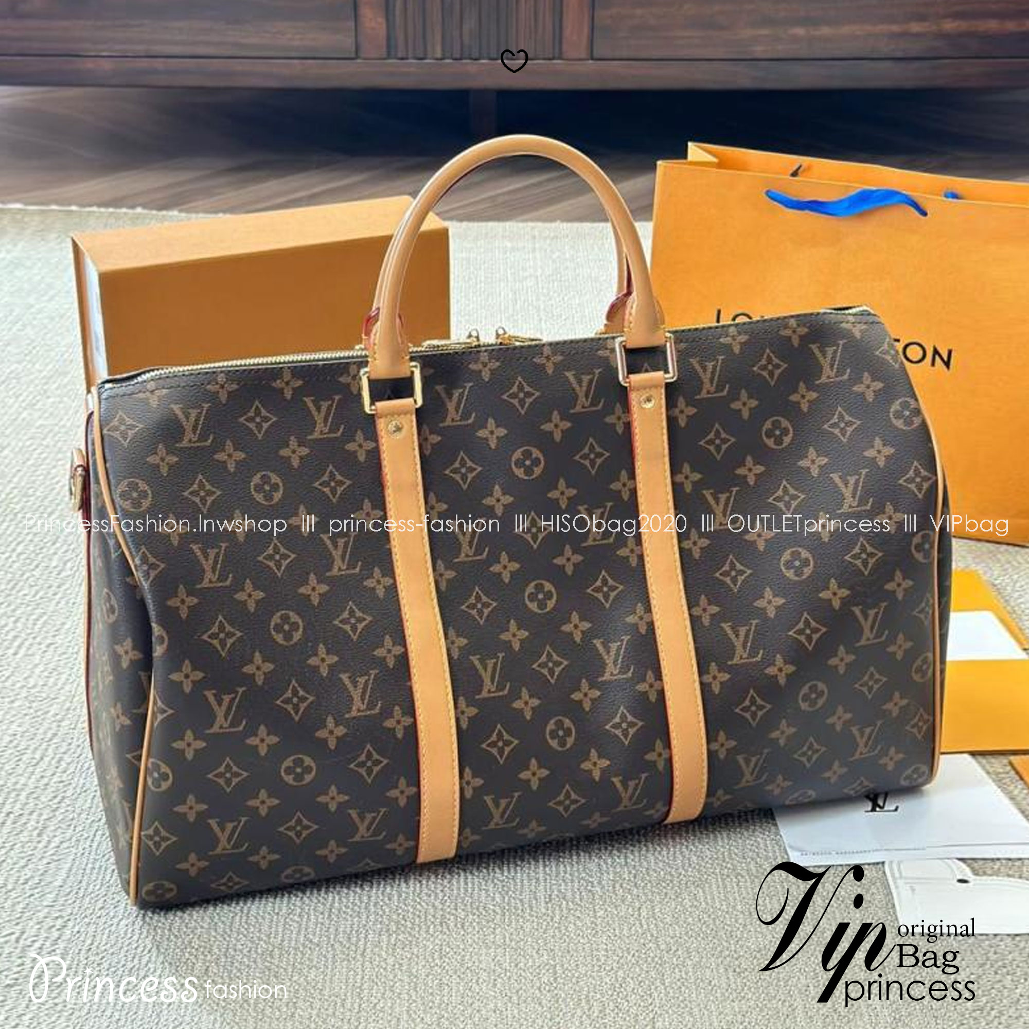 LV Keepall Bandoulière 45 Monogram Canvas กระเป๋าเดินทางสุดคลาสสิค ไอเท็มที่จะทำให้การเดินทางไม่ธรรมดาอีกต่อไป ด้วยดีเทลความเป็นเอกลักษณ์ พิมพ์ลายโมโนแกรมคมชัด ดีไซน์เรียบหรู
