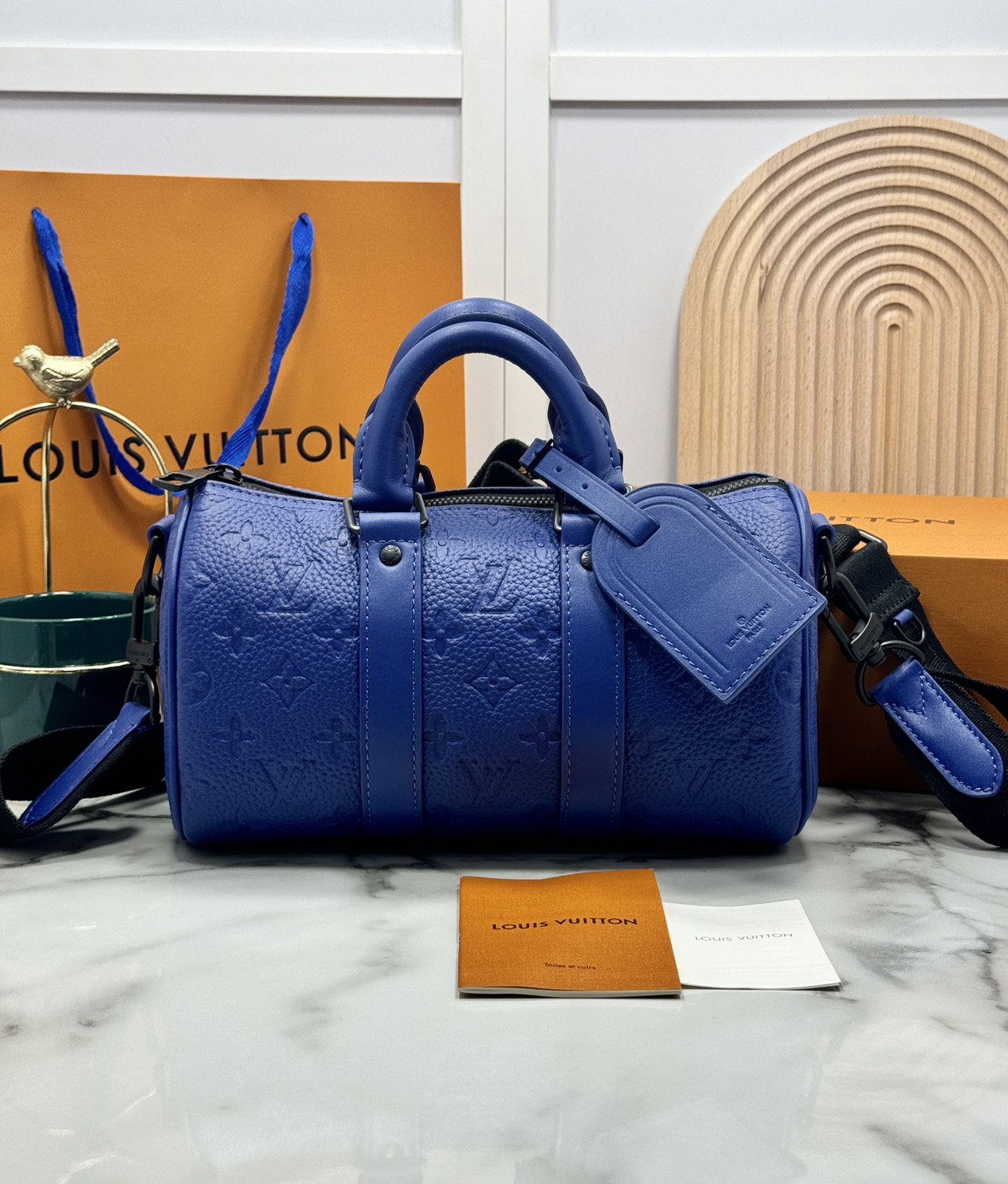 TOP ORI หนังแท้ | LV Keepall Bandoulière 25 กระเป๋าสะพายทรงหมอนสุดไอคอนิก หนังแท้ Taurillon ลายเกรน ฉลุลายโมโนแกรมสวยหรูคลาสสิก โทนสีหรูหราเข้ากันอย่างลงตัว