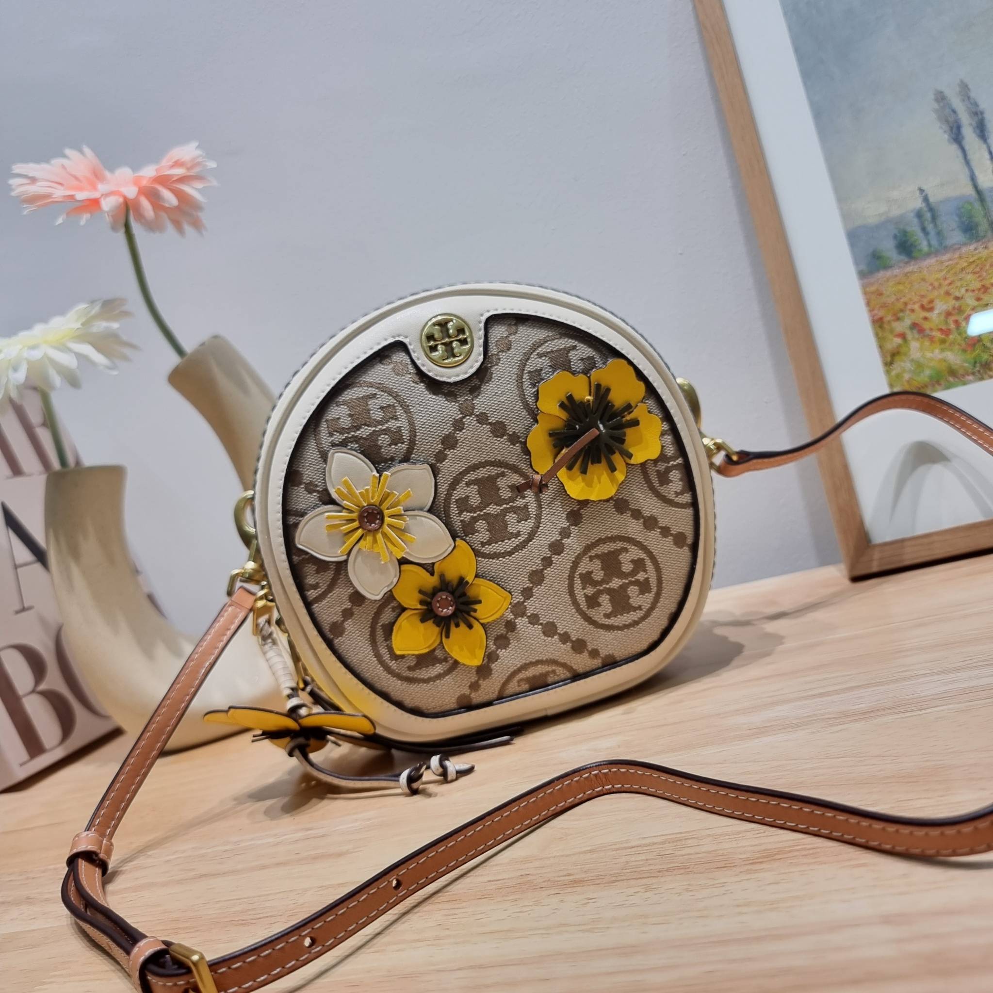TORY BURCH T MONOGRAM FLORAL MOON CROSSBODY BAG คอลเลคชั่นใหม่ น่ารักให้ใจไปเลย กับประเป๋าสะพายทรงสวย ดีไซน์ใหม่ล่าสุด สไตล์งานคราฟ มีลูกเล่นประดับดอกไม้