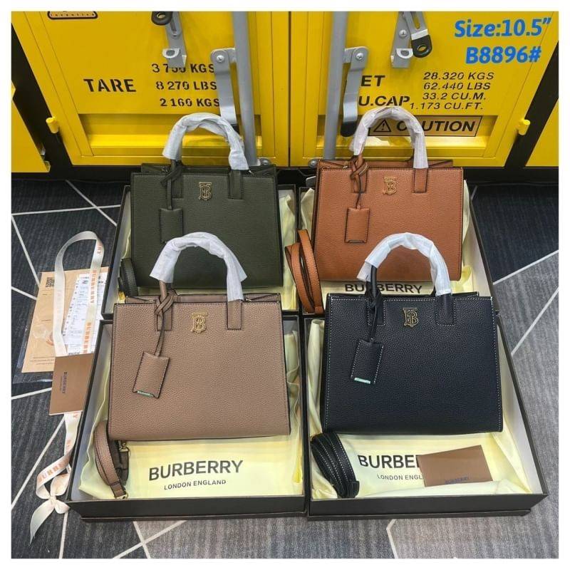 Burberry Small Frances Tote Bag / Burberry Tote Bag สวยหรูดูดีเกินต้าน กับกระเป๋าถือทรงสวย ดีไซน์ผู้ดีเรียบหรู ถือขับผิวไปเลยทุกสี สวยคม มาพร้อมหูจับในตัว พร้อมสายสะพายยาว งานจริงดีงาม สาวๆได้ไปรับรองประทับใจแน่นอนจ้า