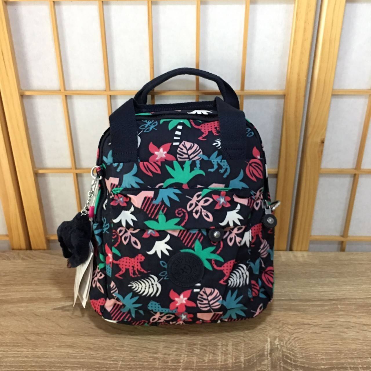 Kipling Mini Backpack K12688 กระเป๋าขนาดมินิ ใช้งานได้ถึง 3 แบบ ปรับเป็นเป้สะพายหลัง สะพายข้าง และมีหูหิ้ว ลวดลายสวยน่ารัก มีช่องเก็บหลายช่องแยกเก็บของจุกจิก ด้านข้างมีช่องโล่งไว้ใส่ขวดน้ำหรือของที่ต้องหยิบใช้บ่อยครั้ง สะพายได้กับสาวทุกลุคเลยค่ะ ไม่ควรพลา