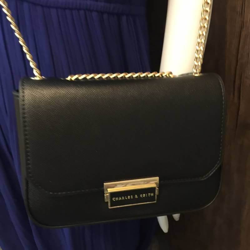 New! 2018 CHARLES & KEITH PUSH-LOCK CHAIN SLING BAG กระเป๋าสะพายโซ่ ทรงสวยสไตล์คุณหนู หนังpuลายคาเวียร์ ทรงแข็ง ฝาเปิด-ปิดด้วยตัวล็อคปั๊มโลโก้ ภายในมีช่องซิปเล็ก 1 ช่อง และช่องใส่บัตร สามารถใส่ iphone+ และของจุกจิกเพิ่มเติมได้ ด้านหลังมีช่องเล็ก 1 ช่อง สะ