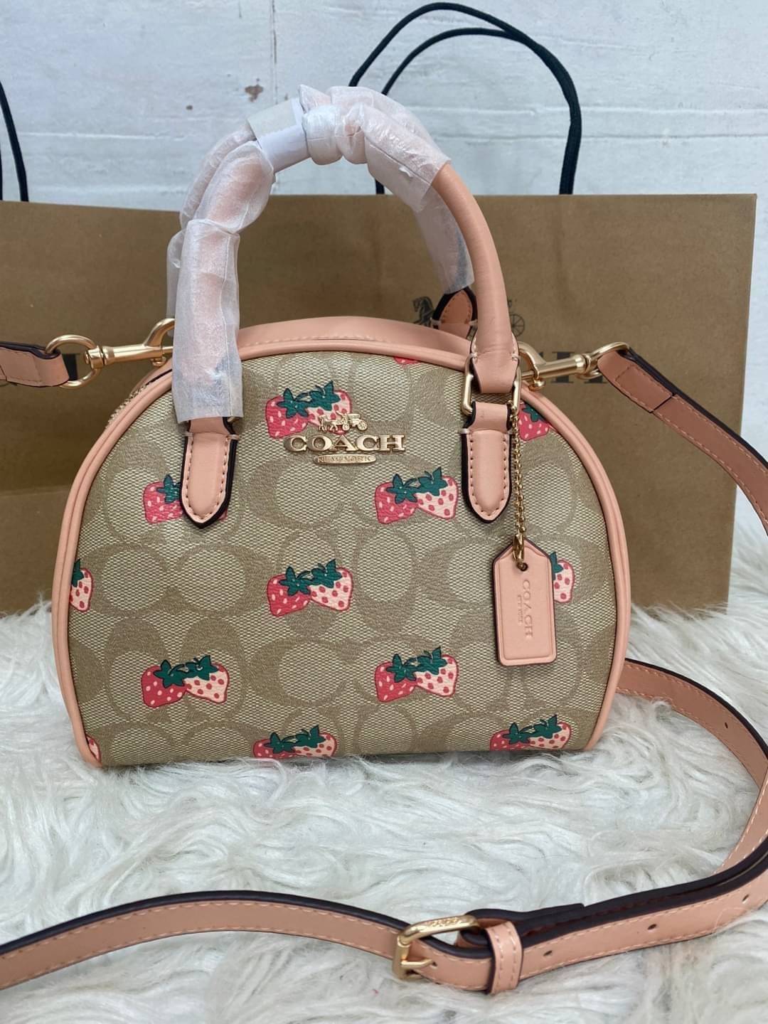 COACH SYDNEY SATCHEL BAG CA202 CA591 CB596 ใหม่ล่าสุด กับคอลที่สาวๆต้องหลงรัก กระเป๋าสะพายทรง satchel ที่มีรูปทรงดึงดูดสายตา สวยแรกเห็น วัสดุหนัง crossgrain พร้อมหูจับในตัว เปิด-ปิดด้วยซิป ภายในโล่งกว้าง ขนาดกำลังดี มีสายครอสให้ ปรับได้ตามชอบ ใบจริงลูกคุณ
