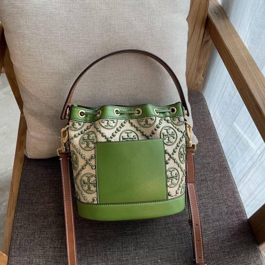 ของแท้ 💯% 】Tory T Monogram Straw Bucket Bag New collection กรี๊ดดดเขียวเหนียวทรัพย์ก็มา ใบนี้คือที่สุด สวยมาก งานประณีตมาก เย็บปักถักร้อยด้วยวัสดุธรรมชาติ หนังวัวแท้
