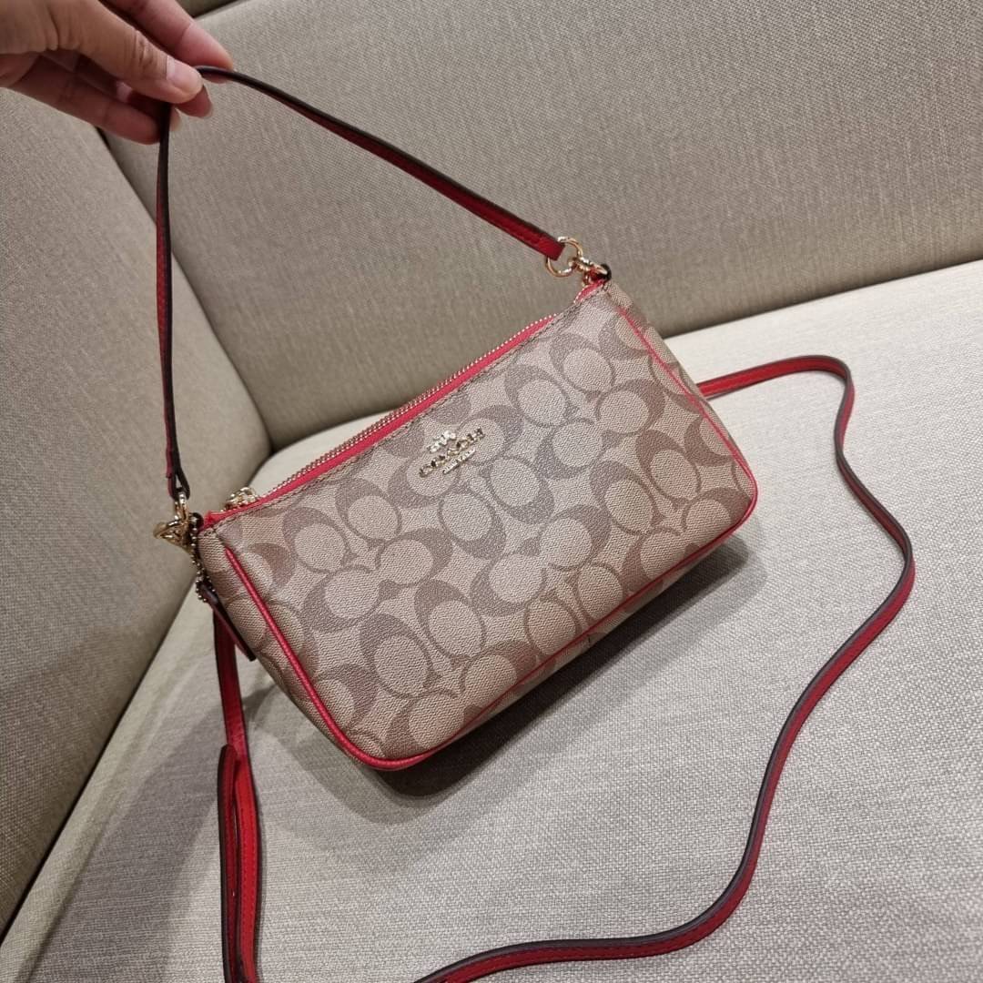 COACH 36674 TOP HANDLE POUCH IN SIGNATURE JACQUARD กระเป๋าทรงพอช ยอดฮิต ยกขึ้นแท่น ด้วยดีไซน์ที่ออกมาให้ใช้งานได้ง่าย ขนาดกำลังเหมาะ วัสดุหนังแคนวาสทนทาน ดีไปหมดขนาดนี้!! คุณลูกค้าถึงสั่งกันรัวๆจริงๆ ภายในโล่งกว้าง ใส่โทรศัพท์ได้ทุกรุ่น มาพร้อมสายคล้องแขน