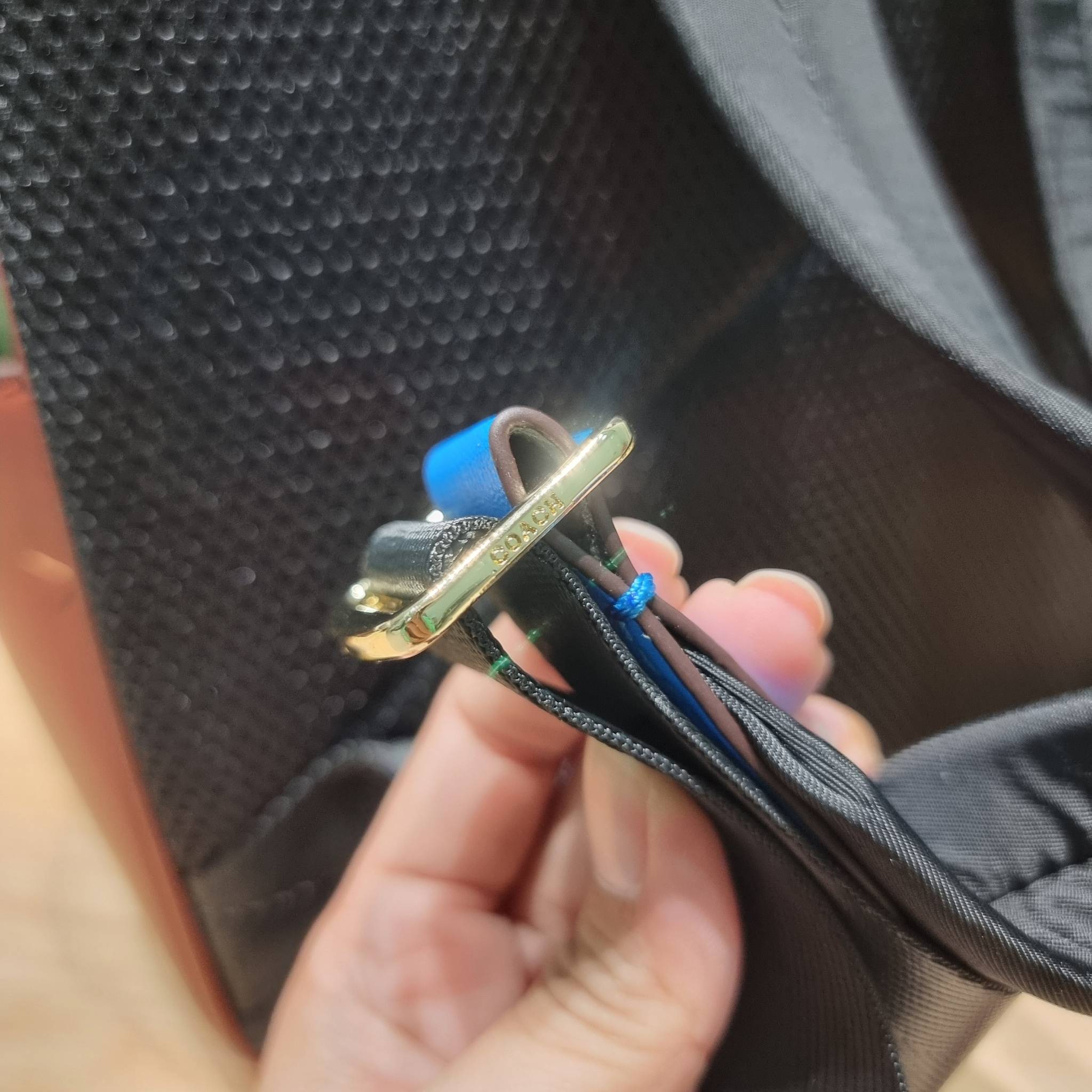 Coach Court Backpack In Rainbow Signature Canvas CA140 กระเป๋าเป้ต้องมาแล้ว ช่วงส่งท้ายปี เทศกาลที่ใครๆก็ไปเที่ยว ใบนี้ตอบโจทย์แน่นอน โดดเด่นด้วยลวดลายสีรุ้ง วัสดุหนังแคนวาส มีช่องซิปให้เลือกใส่ได้มากมาย แย่งสัดส่วนไว้เป็นอย่างดี ด้านหลังบุนวมซอฟท์หลังเวล