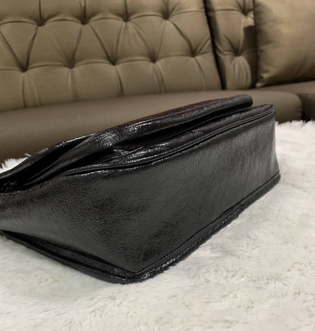 VIP 】Saint Laurent Niki shoulder bag VIP GIFT WITH PURCHASE (GWP) พรีเมี่ยมกิ้ฟ Limited Edition จาก YSL DUTY FREE COUNTER กระเป๋าสะพายรุ่น Niki จาก Saint Laurent โดดเด่นด้วยโครงสร้างทำจากหนังวัว หนังมันเงา นิ่ม งานสวยมากๆ ค่ะ อะไหล่สีดำ ด้านหน้าประดับโลโก