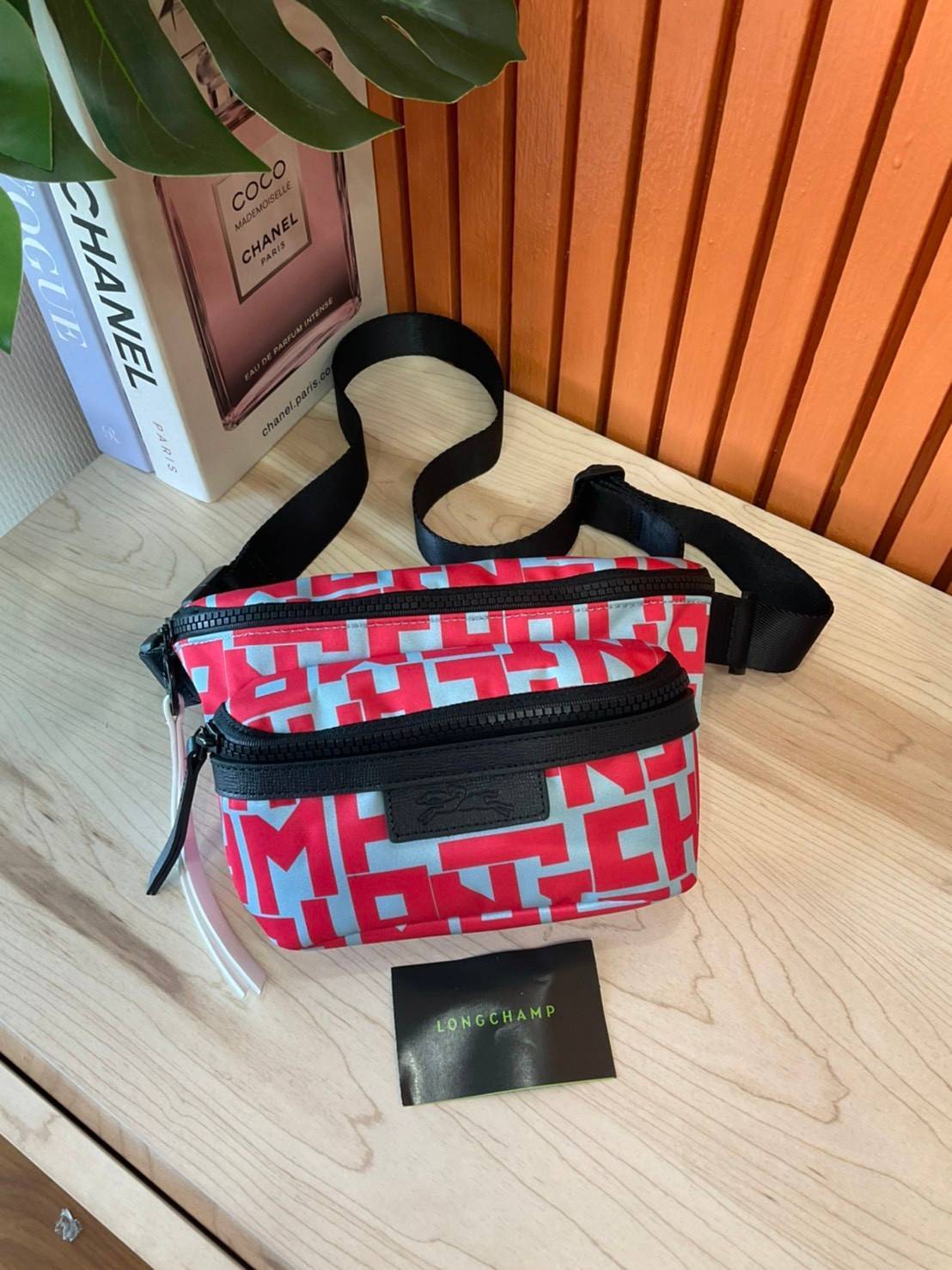 ของแท้ 💯% Longchamp Le Pliage Graphic Nylon Belt Bag กระเป๋า คาดอก / คาดเอว ลายกราฟฟิก วัสดุเนื้อผ้า Nylon Canvas เคลือบกันนำ้ ตัดด้วยหนังแท้ที่มีน้ำหนักเบา มี 2 ช่องซิปสะดวกใช้ ดีไซน์เรียบง่ายแต่เต็มไปด้วยความคลาสสิก ที่จับหัวซิปปั้มแบรนด์ จุของไ