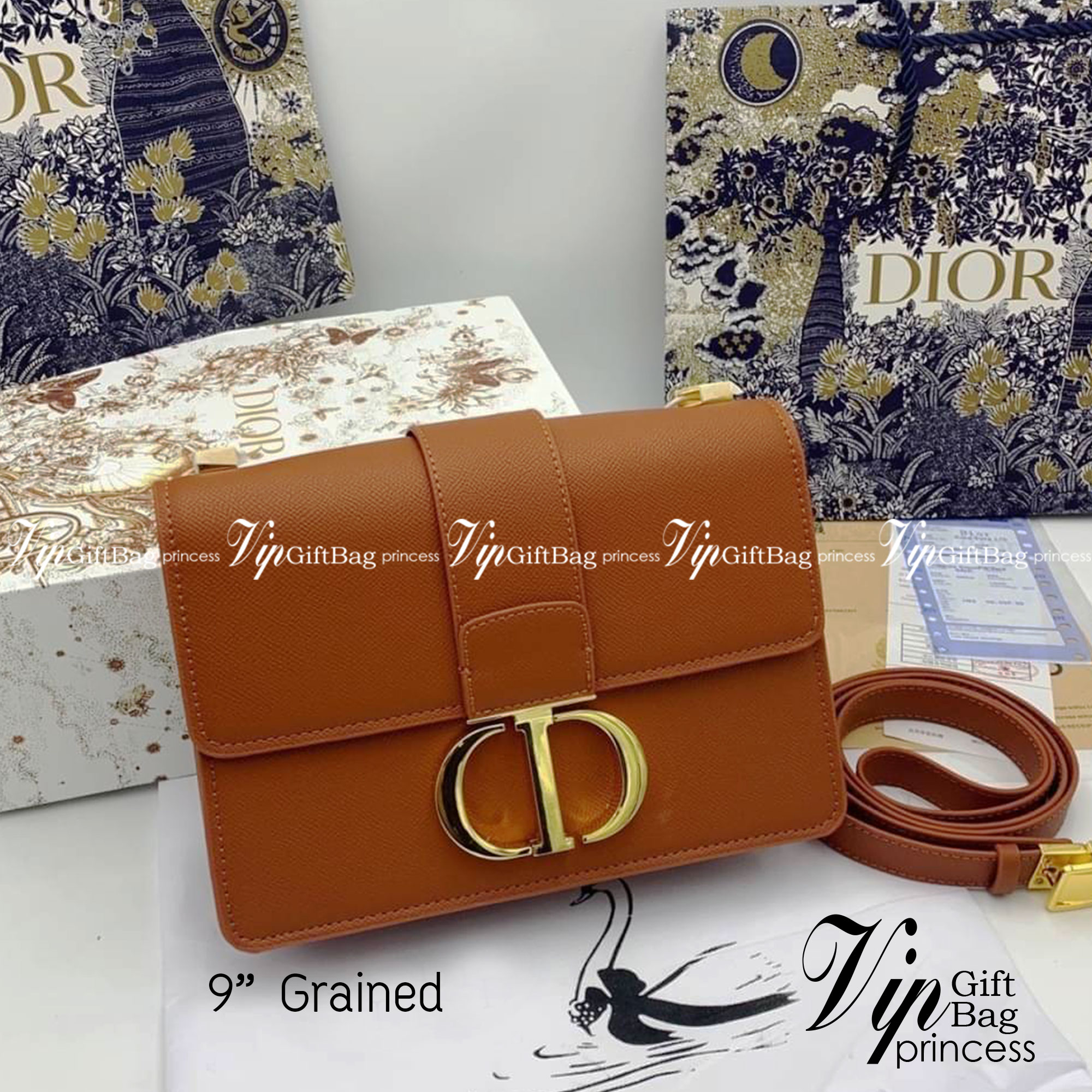 Dior 30 Montaigne Bag in Grained 9" รุ่นหนังลายเกรน กระเป๋าสะพายดิออร์ เอกลักษณ์ของความหรู น้ำหนักเบา ไอเท็มหายาก!! Best seller!! ยกให้น้องเลย!! ดีไซน์เรียบหรูในความเป็นเอกลักษณ์ ใช้งานง่าย สะดวก ได้ทุกโอกาส แนะนำเป็น everyday bag ติดตัวไว้เลยจ้าสาวๆ