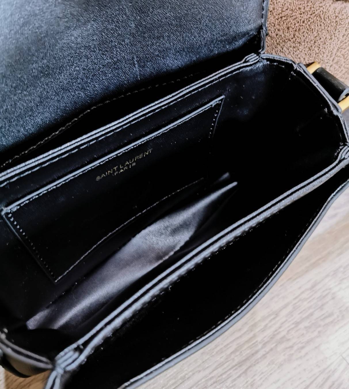 YVES SAINT LAURENT YSL BAG VIP GIFT WITH PURCHASE (GWP) พรีเมี่ยมกิ้ฟ Limited Edition จาก YSL DUTY FREE COUNTER วัสดุหนังแท้ Calfskin ทรงสี่เหลี่ยมหนังสวยหรูอยู่ทรงเปิดปิดด้วยฝาปิดโลโก้แบรนด์อะไหล่ทอง ภายในโล่งมีช่องหลัก และช่องย่อยสามารถใส่มือถือของใช้จุ