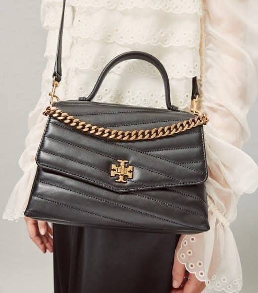 TORY BURCH Kira Chevron Top-handle Satchel กระเป๋าหนังแกะ สัมผัสนุ่มควบคู่กับดีไซน์อันเป็นเอกลักษณ์ กระเป๋าถือทรงสวยที่มีดีไซน์อันเป็นเอกลักษณ์ไม่เหมือนกับที่ไหน ด้วยการตัดเย็บหนังแกะแสนนุ่มแบบลายบุสองชั้น เพิ่มมูลค่าด้วยสายสะพายที่ทำจากโลหะสีทอง อีกทั้งย