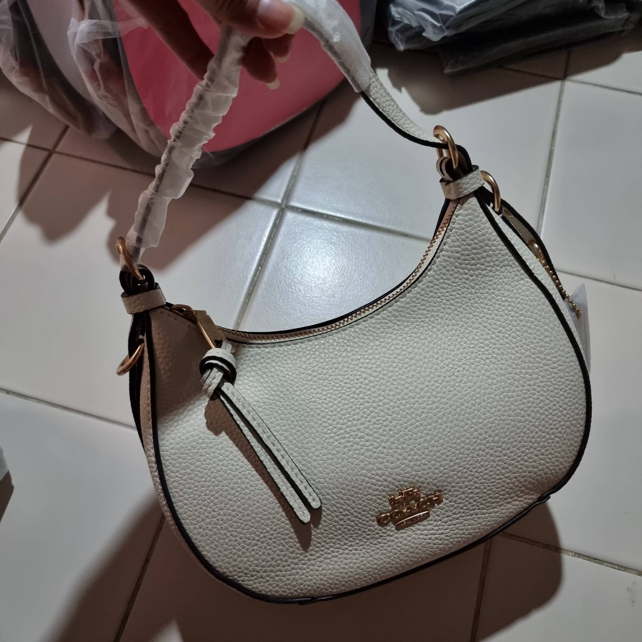 COACH C6807 KLEO HOBO IN SIGNATURE CHAMBRAY ใหม่ล่าสุด คอลเลคชั่นสุดคิ้วท์ ที่สาวๆต้องหลงรัก กระเป๋าสะพายทรงโฮโบ ที่ดีไซน์มาให้ปรับใช้งานได้หลากหลาย วัสดุหนัง pepble สวยหรู รูดเปิด-ปิดด้วยซิป ภายในเป็นช่องโล่ง สายคล้องสามารถถอดออกใส่สายยาวสะพายข้างได้ หรื